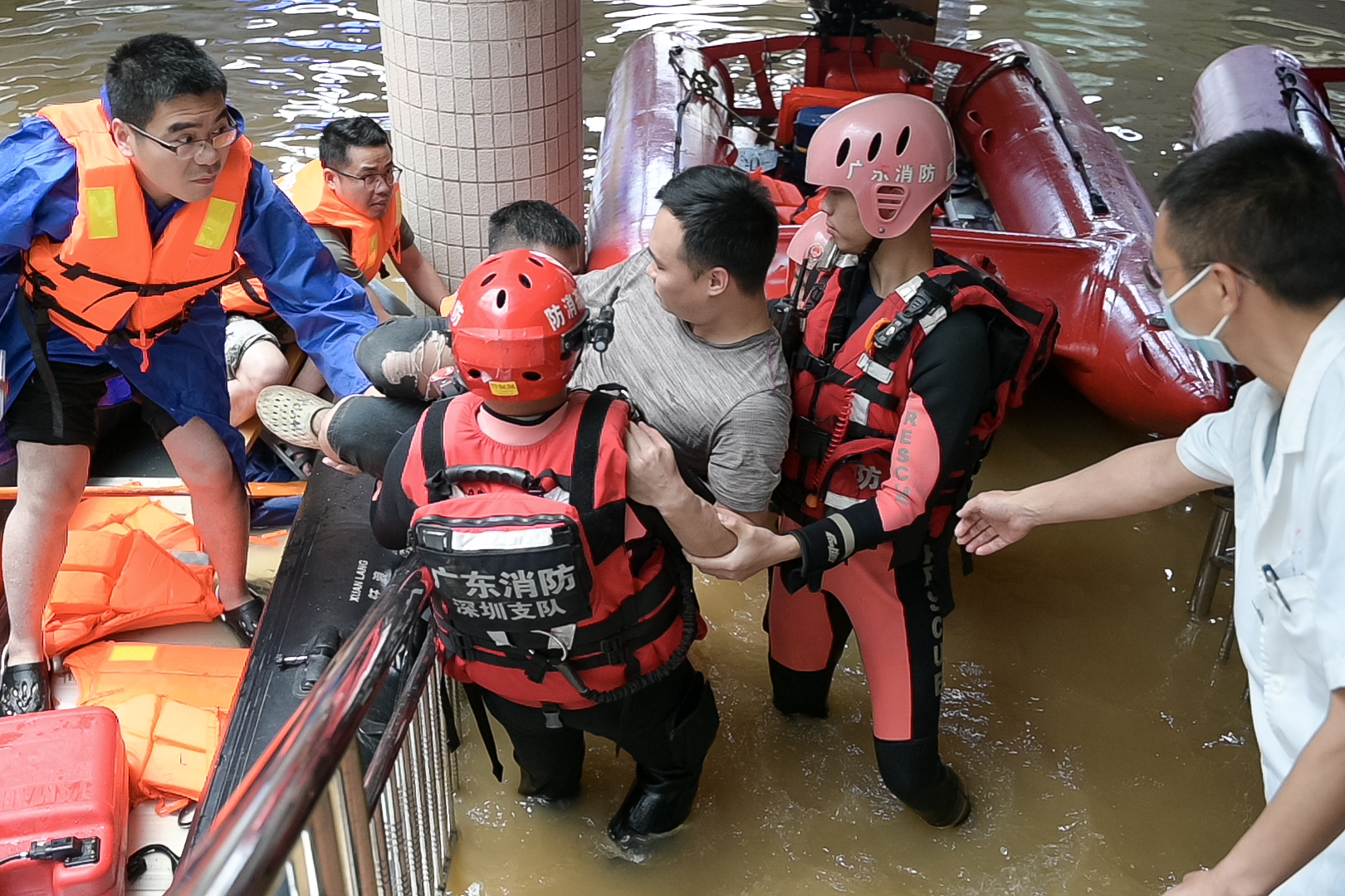 2024年4月22日，广东清远市强降雨后，救援人员疏散被淹地区的受困居民。摄：Chen Jimin/VCG via Getty Images