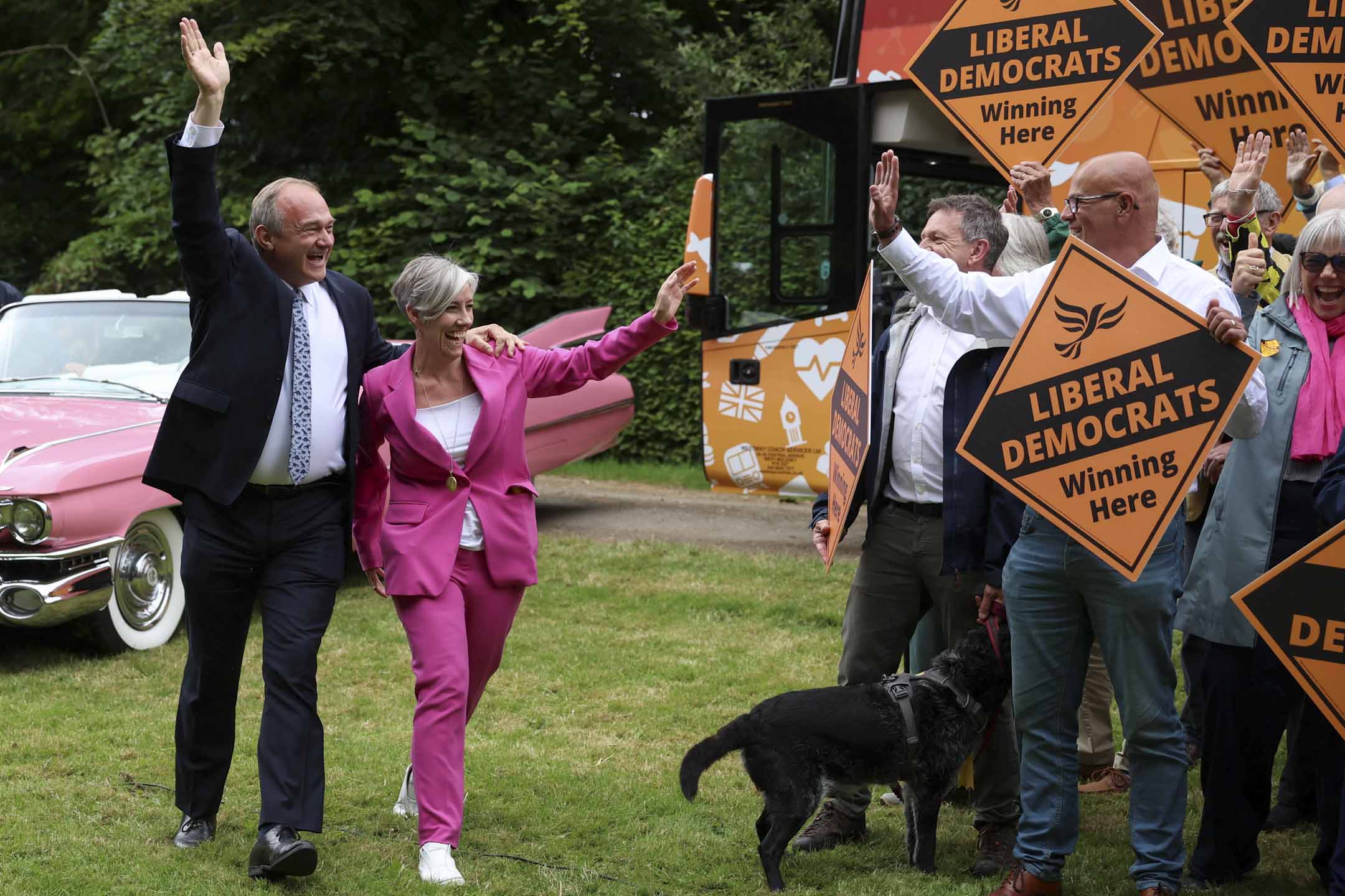 2024年7月3日，英国自由民主党党魁 Ed Davey 和副党魁 Daisy Cooper 在哈彭登出席自由民主党大选竞选活动。摄：Phil Noble/Reuters/达志影像