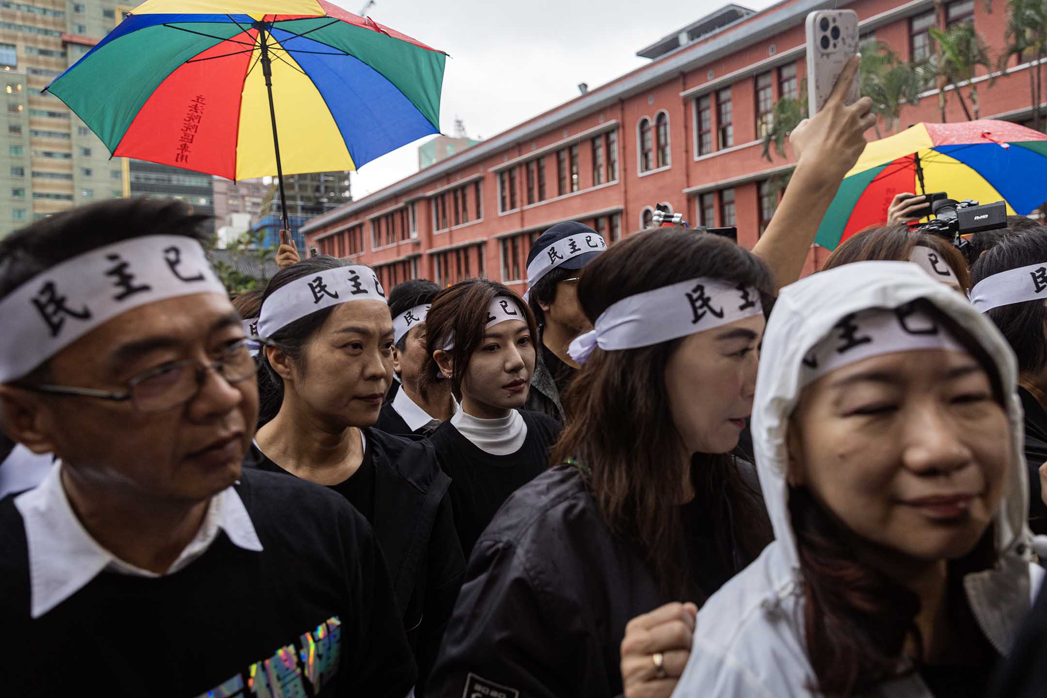 2024年5月28日，台北，立法院审议国会改革法案，民进党立委一起走入议场。摄：陈焯煇/端传媒