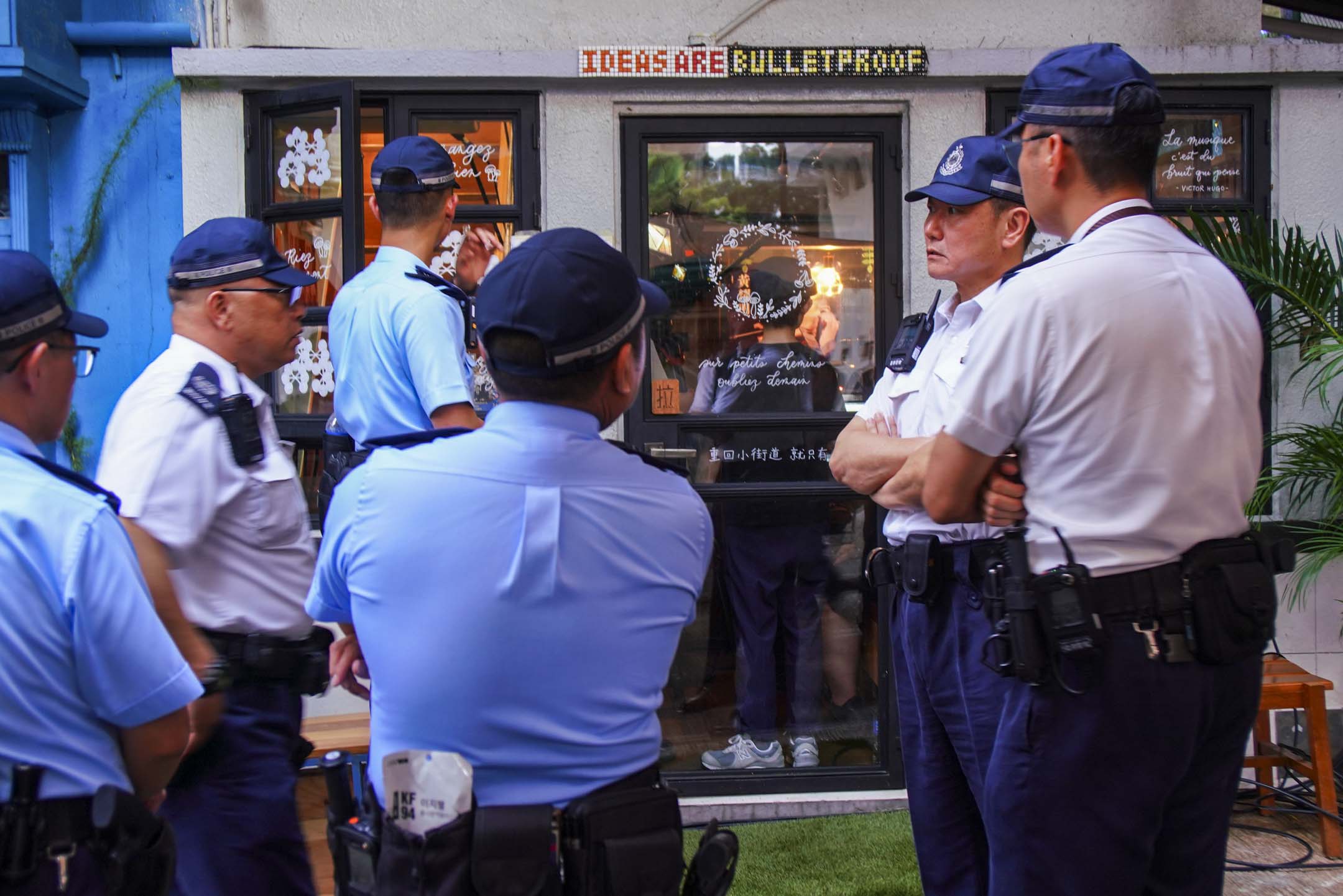 2024年6月30日，香港见山书店，警方最终来了至少三部警车、六名白衣督察、数以十计的军装警察，还有若干便衣随行。摄影：萧云