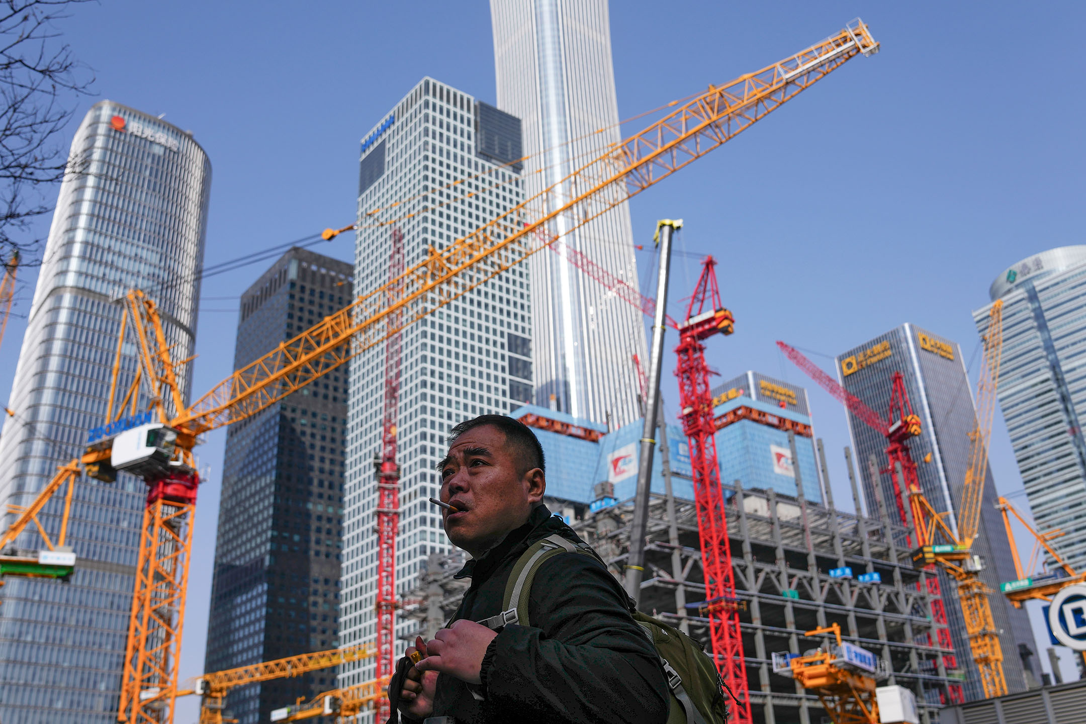 2024年3月2日，中國北京，一名男子經過中央商務區附近的建築工地。攝：Andy Wong/AP/達志影像