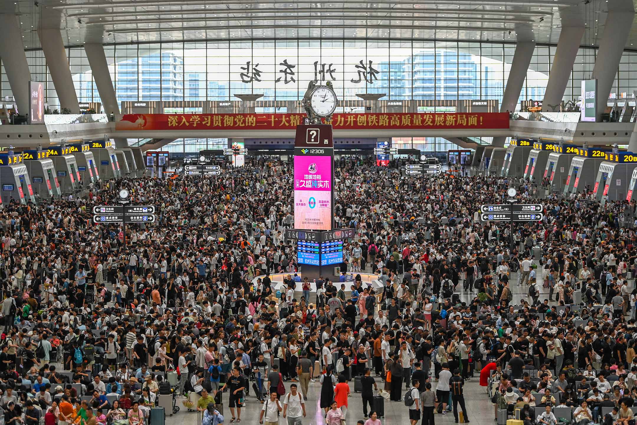 2024年7月1日，中国杭州，旅客在杭州东火车站等候。摄：Dong Xuming/Zhejiang Daily Press Group/VCG via Getty Images