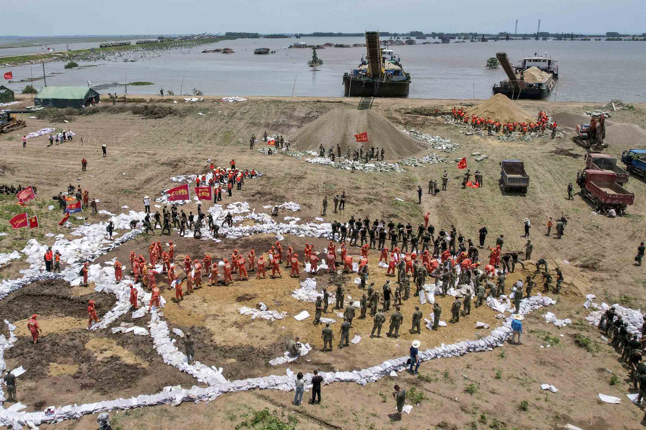 2024年7月8日，中国湖南华容县团洲垸洞庭湖，救援人员在沿岸现场工作。摄：Yang Huafeng/China News Service/VCG via Getty Images