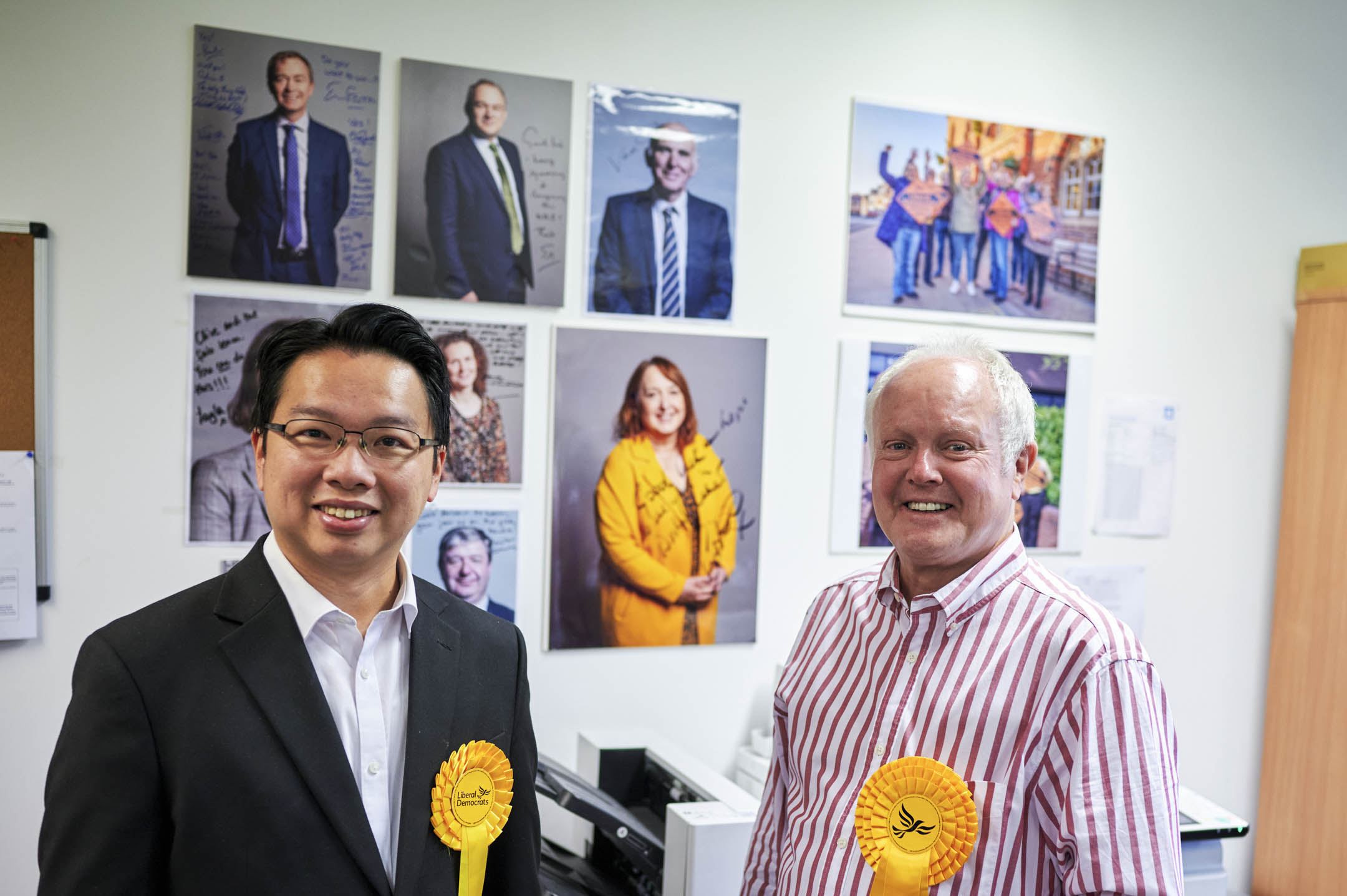 吴兆康正落力为自民党党友 Clive Jones 拉票，大选前最后周末，自民党在 Wokingham 的办公室放满了宣传单张。摄：ST Wong/端传媒