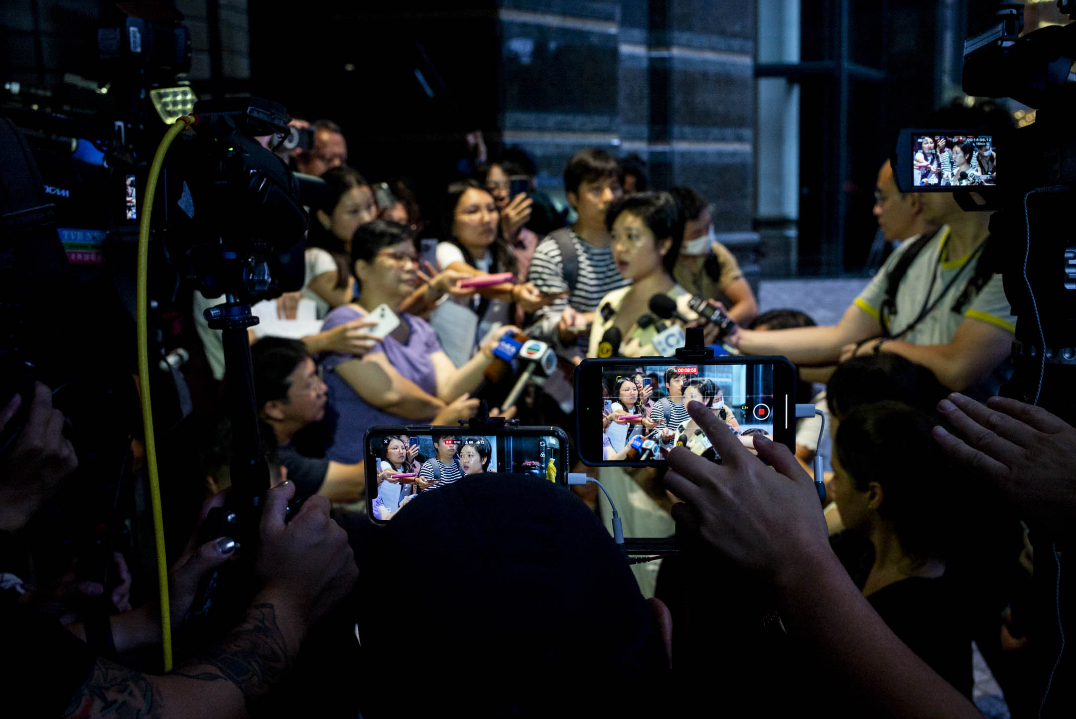 2024年7月17日，香港记者协会主席郑嘉如遭《华尔街日报》辞退，在中环广场的办公室下接受传媒访问。摄：林振东/端传媒