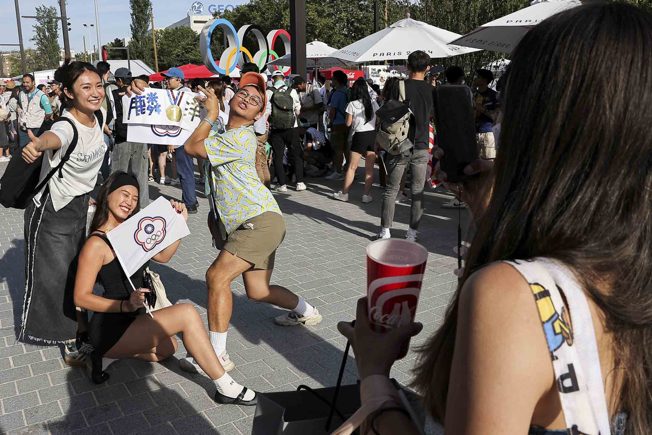 2024年8月4日，巴黎奥运羽毛球男子双打金牌由台湾代表团中华台北代表队李洋、王齐麟成功卫冕，支持者在场外合影留念。摄：Ann Wang/Reuters/达志影像