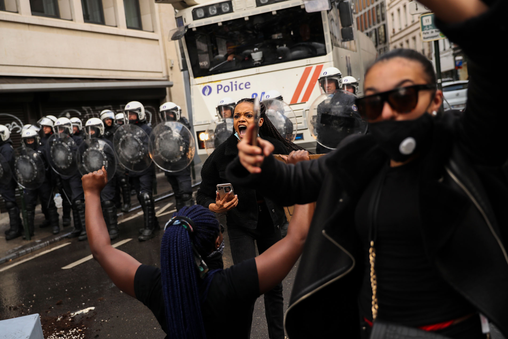 2020年6月7日，比利时布鲁塞尔，“Black Lives Matter”运动期间，警察与示威者爆发冲突，摄：Francisco Seco/AP/达志影像