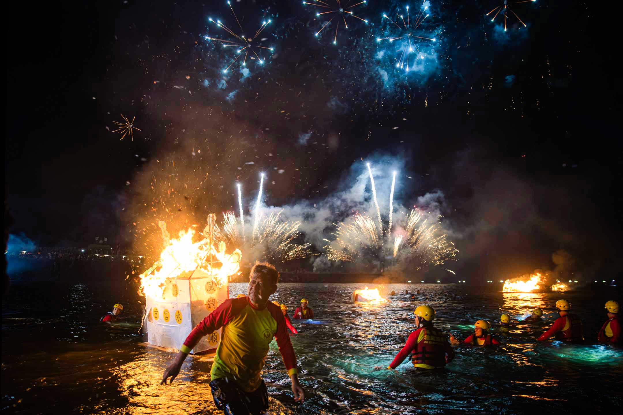 2024年8月17日，鸡笼中元祭，各姓氏宗亲会于八斗子望海巷放水灯。摄：陈焯煇/端传媒