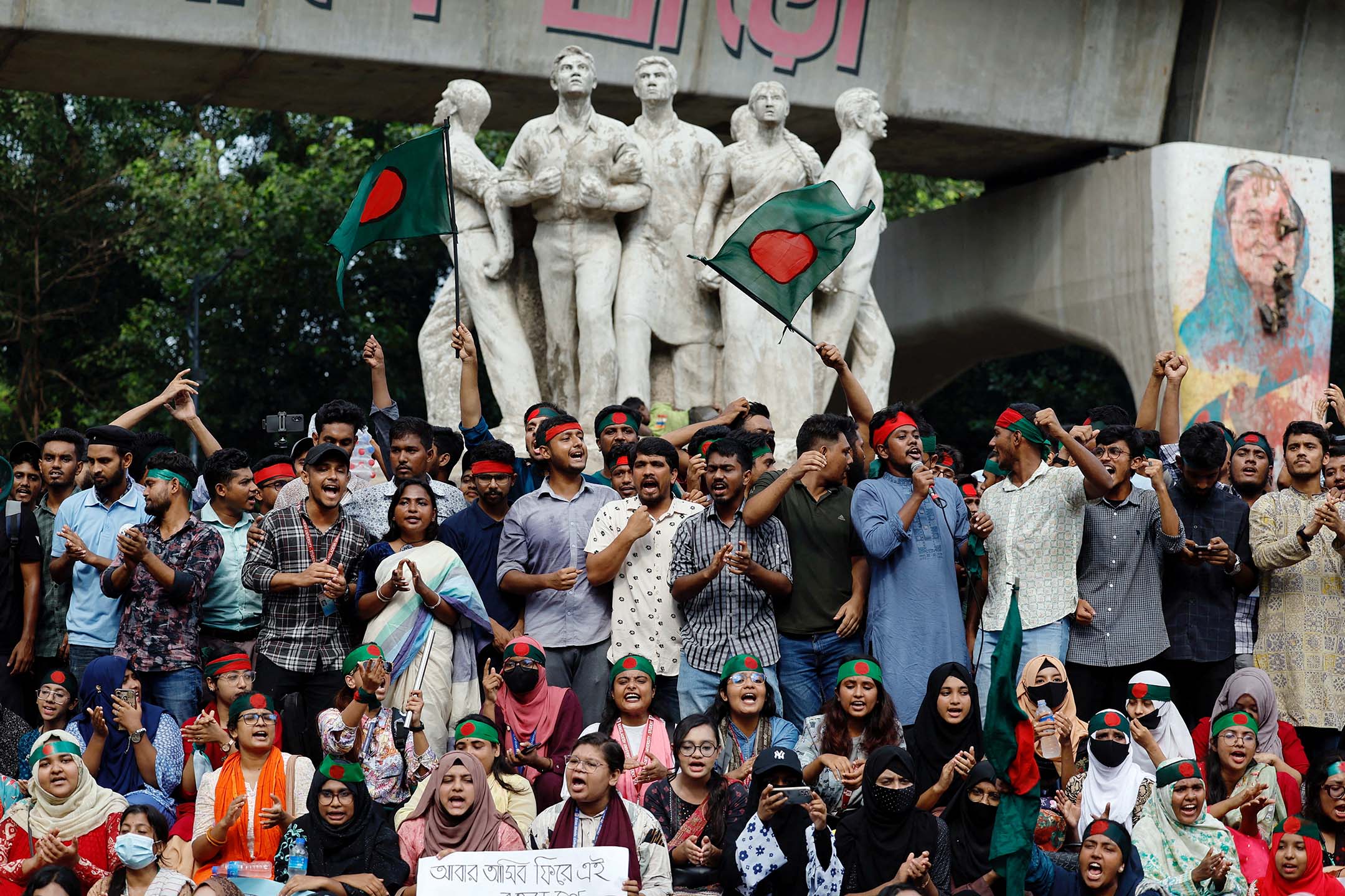 2024年8月13日，孟加拉達卡，反歧視學生運動示威者聚集在大學。攝：Mohammad Ponir Hossain/Reuters/達志影像