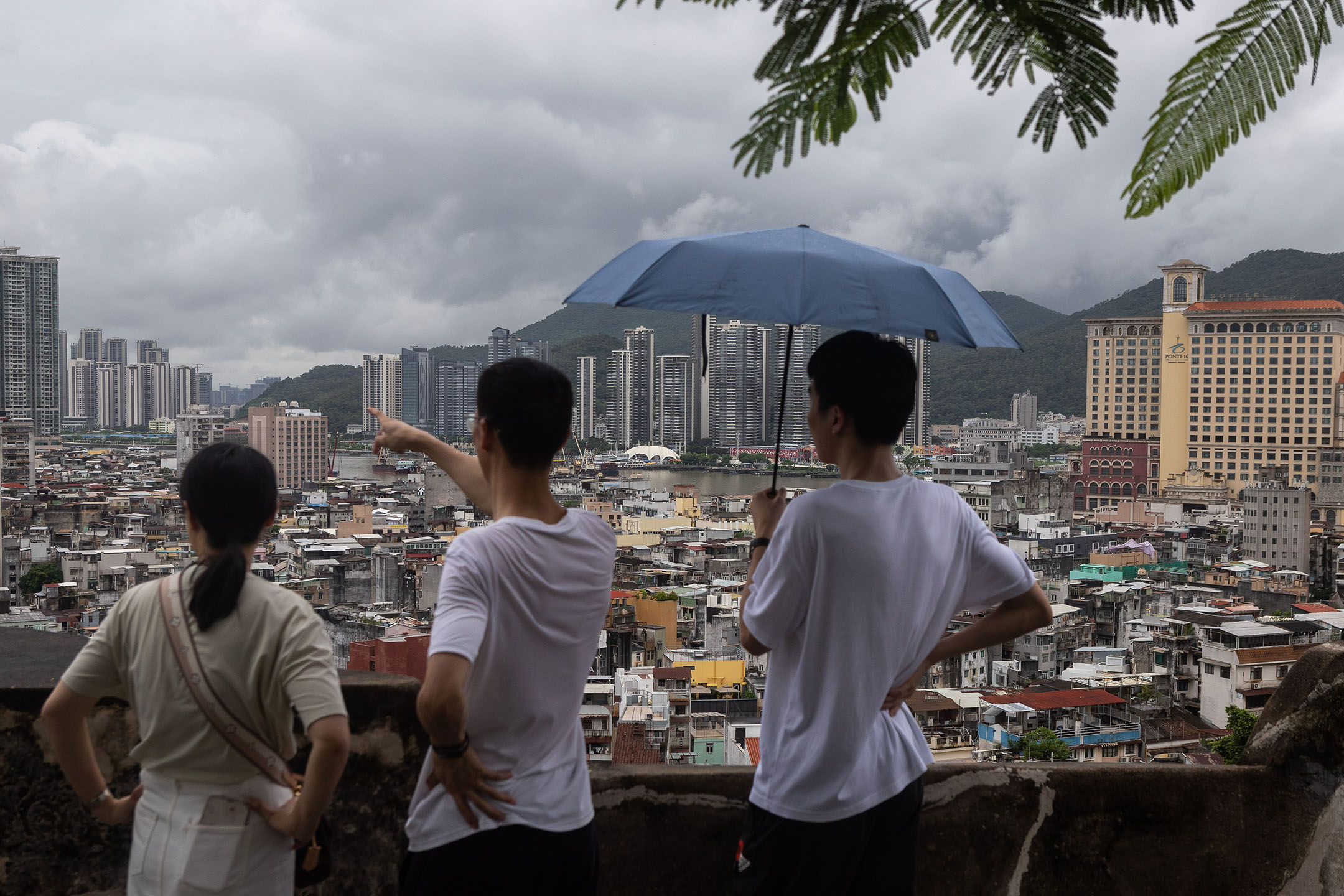 2023年8月24日，澳門，人們在大砲台上觀看風景。攝：Eduardo Leal/Bloomberg via Getty Images