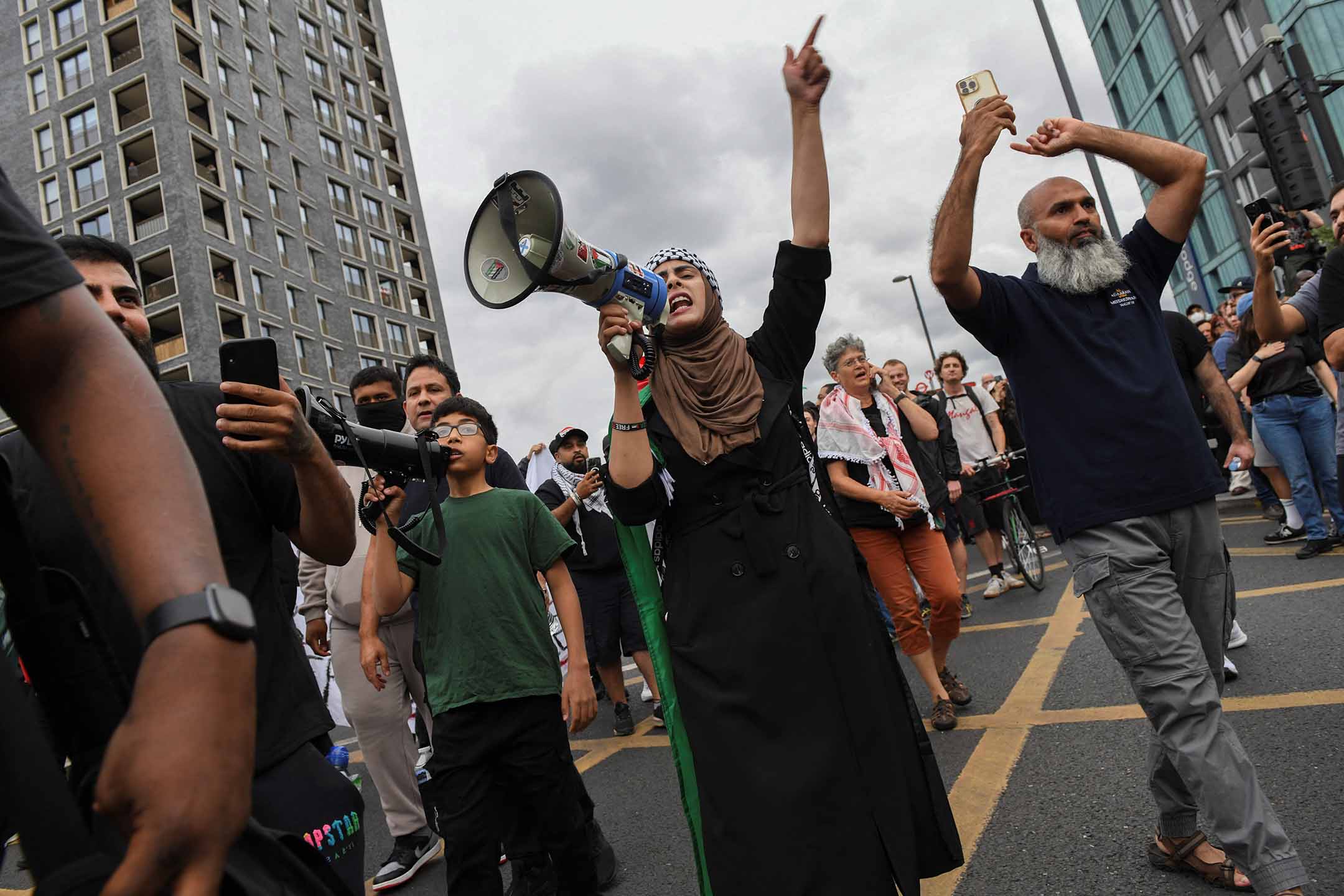 2024年8月7日，倫敦，人們參加遊行，反對反移民示威。攝：Chris J Ratcliffe/Reuters/達志影像