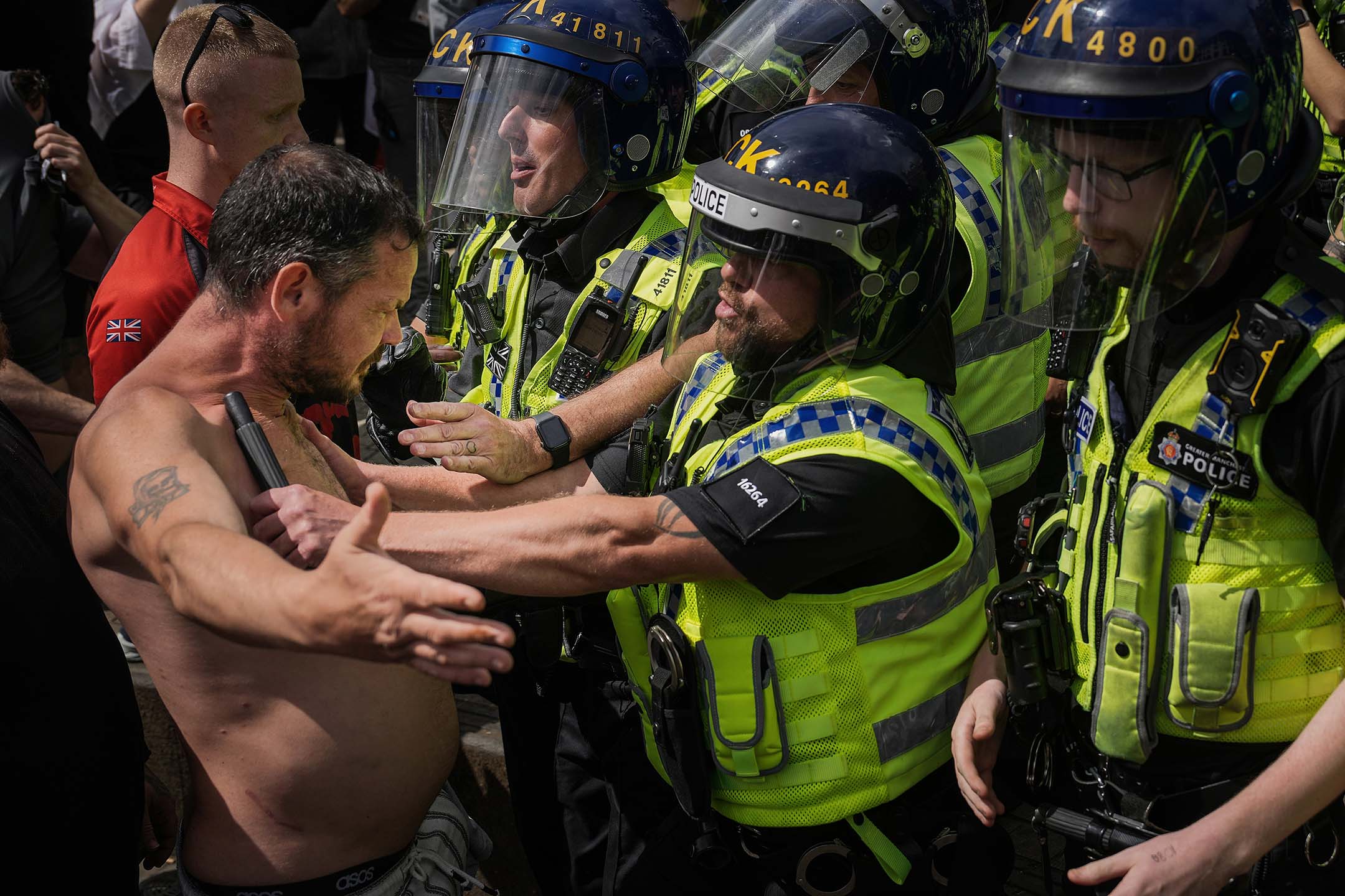 2024年8月3日，英國曼徹斯特，警方與右翼示威者發生衝突。攝：Christopher Furlong/Getty Images