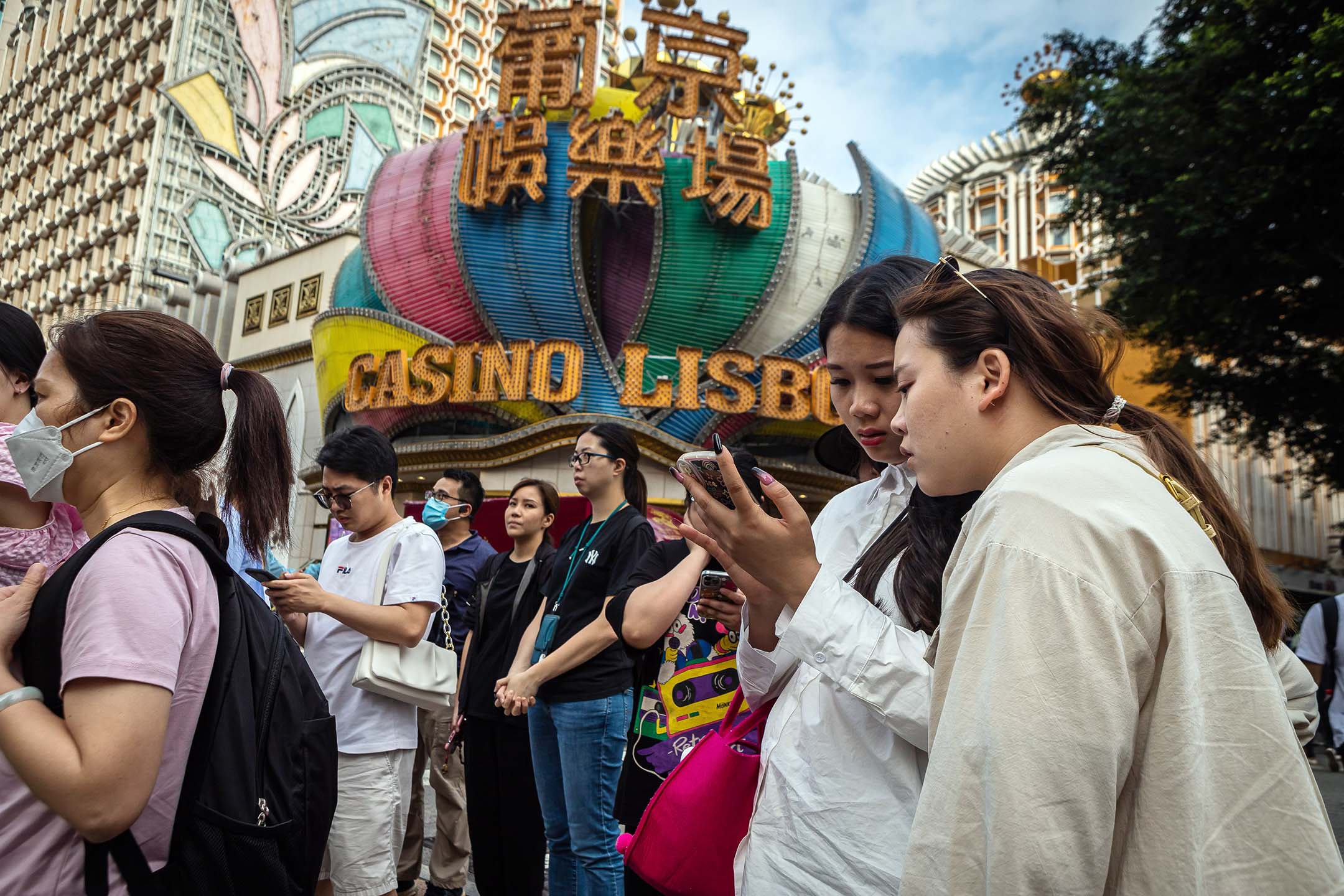 2023年4月30日，澳門，行人在賭場前等待過馬路。攝：Eduardo Leal/Bloomberg via Getty Images