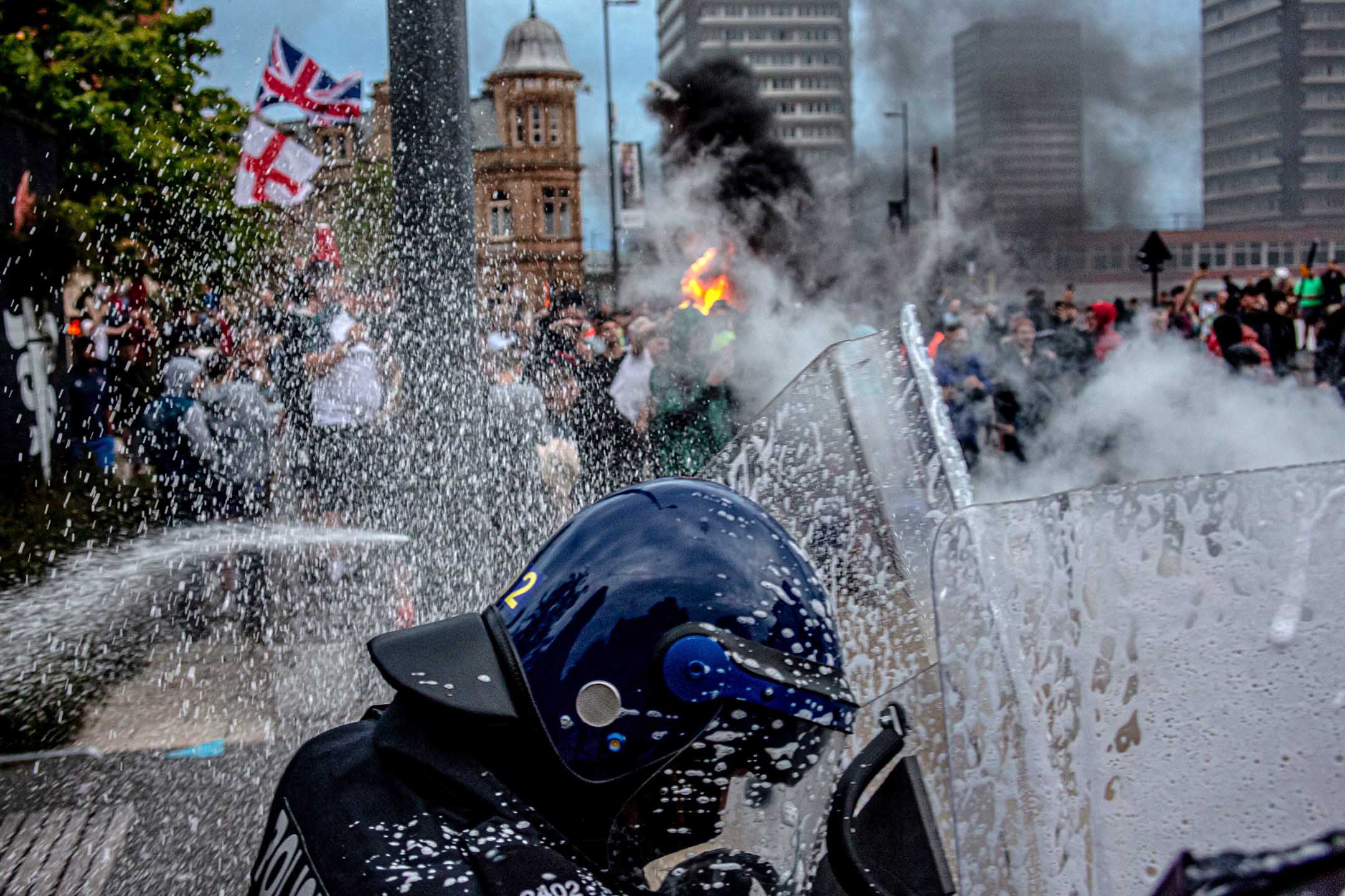 2024年8月2日，英国桑德兰，极右示威人士于示威活动期间。摄：Drik/Getty Images