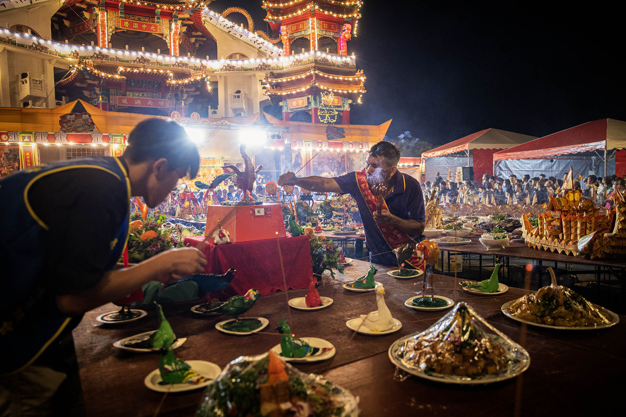 2024年8月18日，鸡笼中元祭，主普坛前放满准备供品来祭拜“好兄弟”。摄：陈焯煇/端传媒