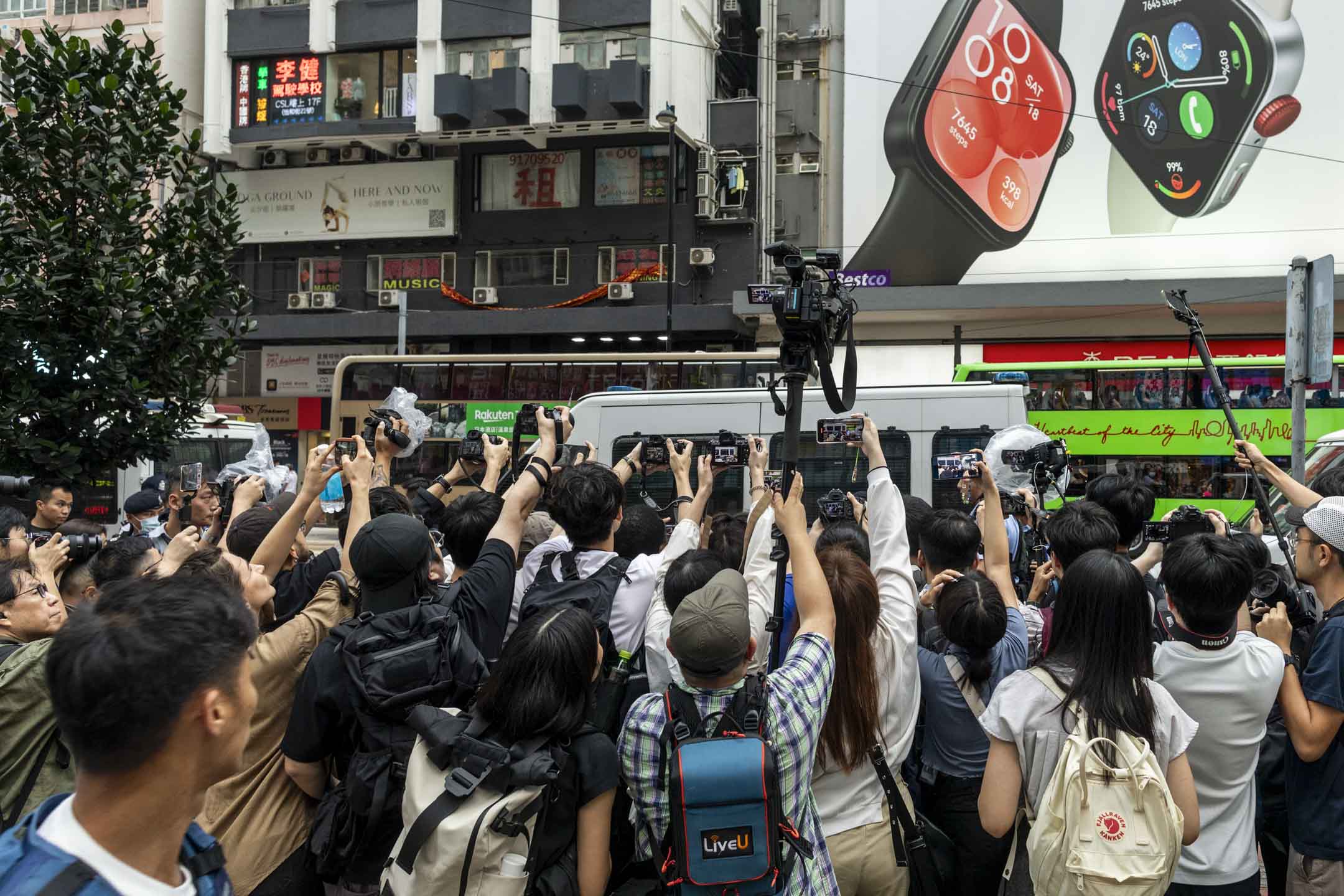 2024年6月4日，大量警察在銅鑼灣截查市民，記者在現場採訪。攝：林振東/端傳媒