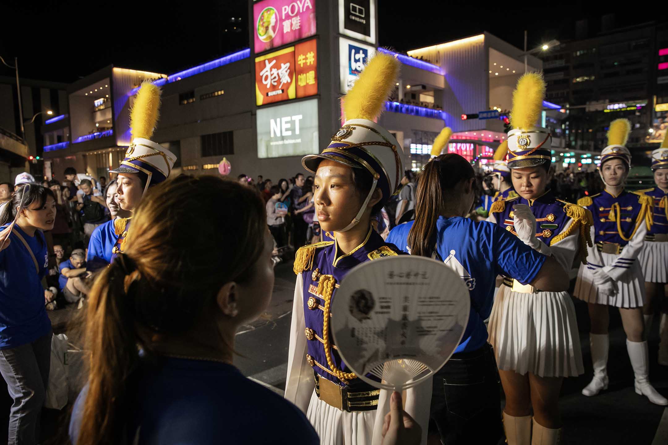 2024年8月17日，鸡笼中元祭，参加巡游的队伍准备出场。摄：陈焯煇/端传媒