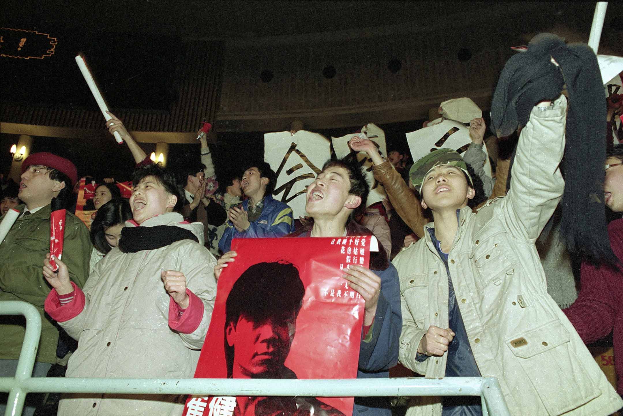 1990年1月28日，北京，中国摇滚明星崔健的粉丝们。摄：Mark Avery/AP/达志影像