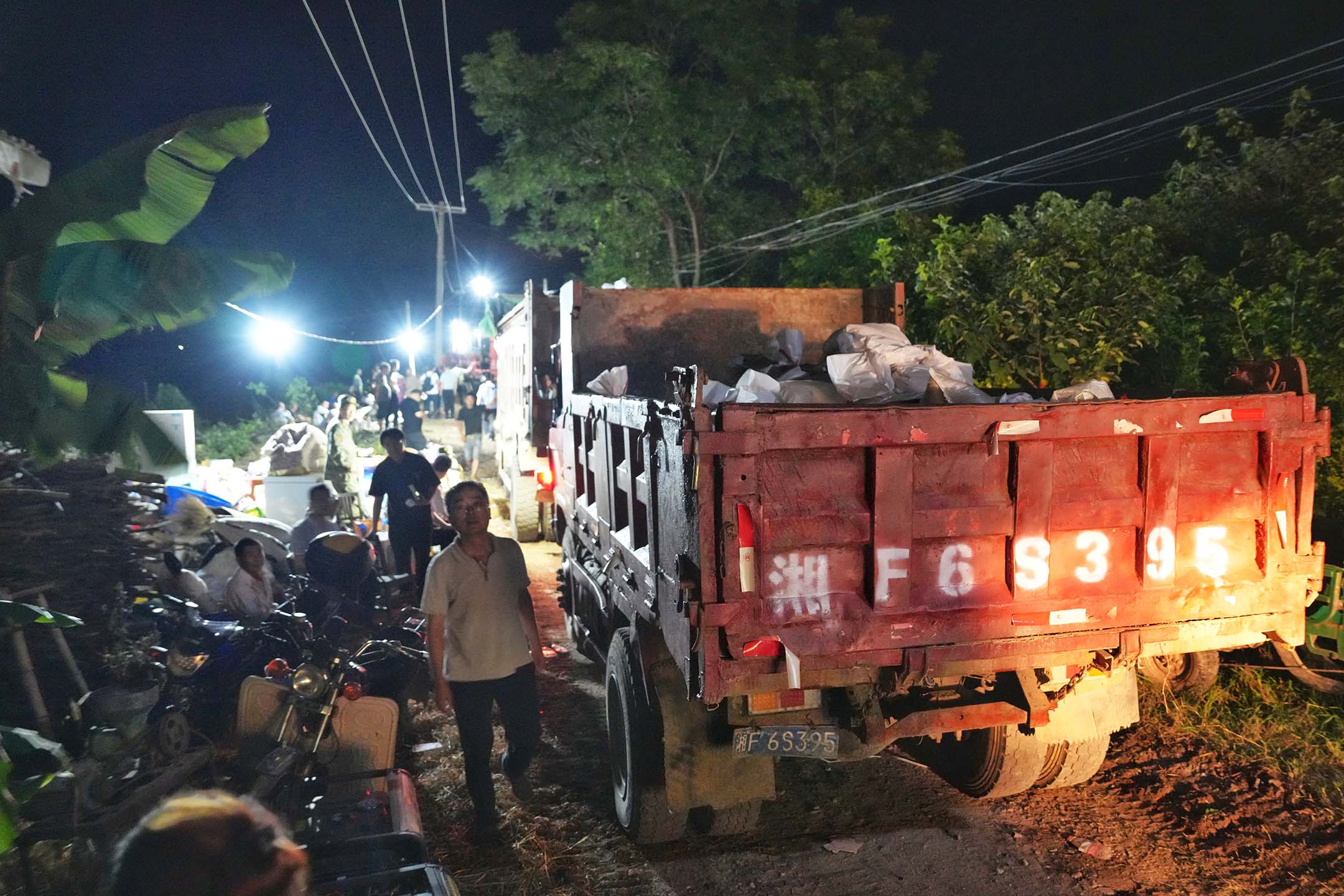 2024年7月5日，中國岳陽，一輛滿載石塊的卡場駛向堤防決口現場。攝：Yang Huafeng/China News Service/VCG via Getty Images