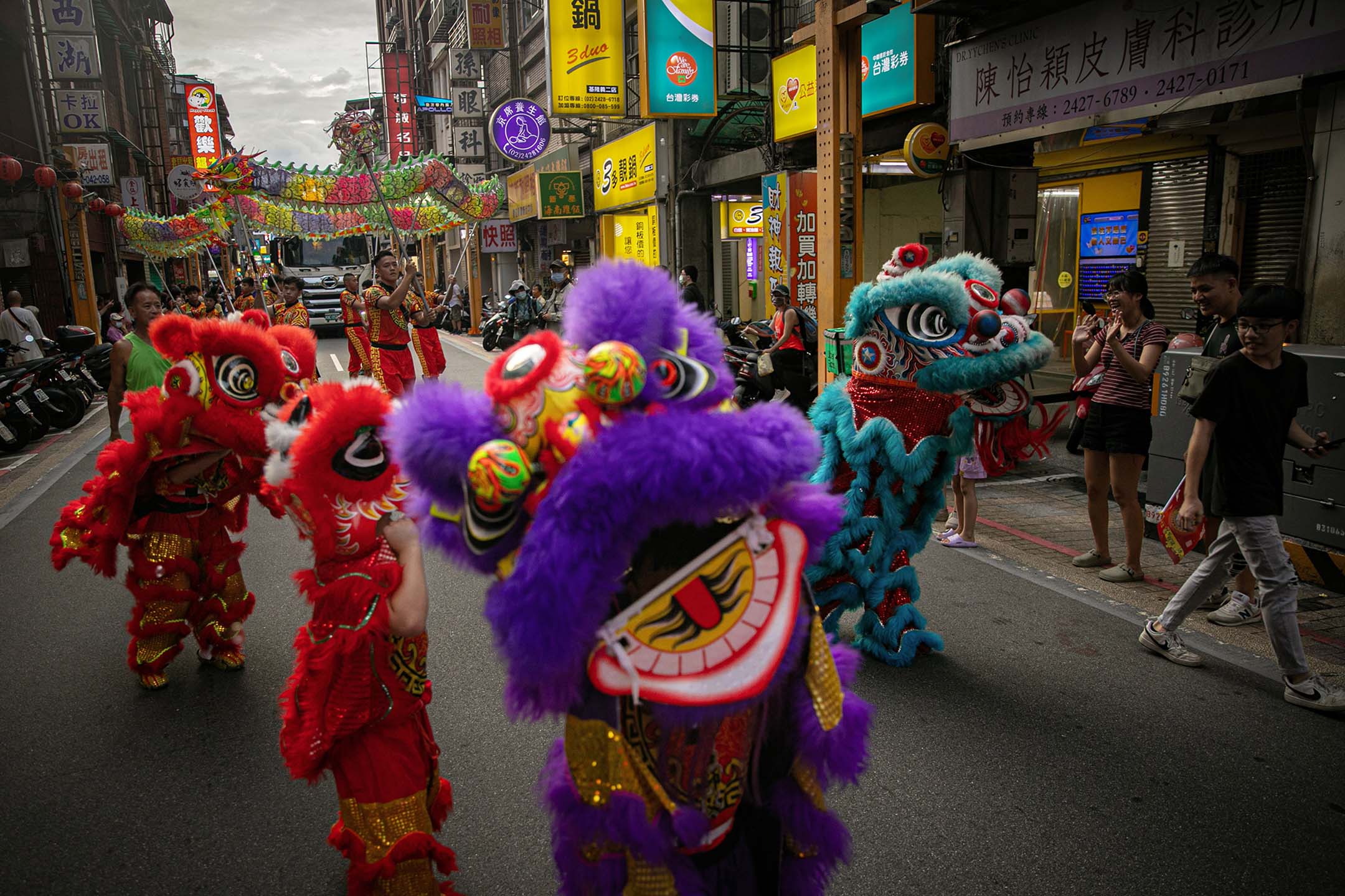 2024年8月17日，鸡笼中元祭放水灯游行。摄：陈焯煇/端传媒