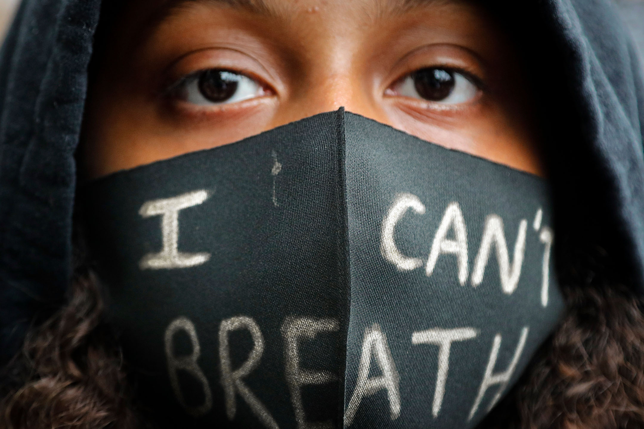 2020年6月6日，英国伦敦，一名女孩戴著写有“Black Lives Matter”的口罩。摄：Frank Augstein/AP/达志影像