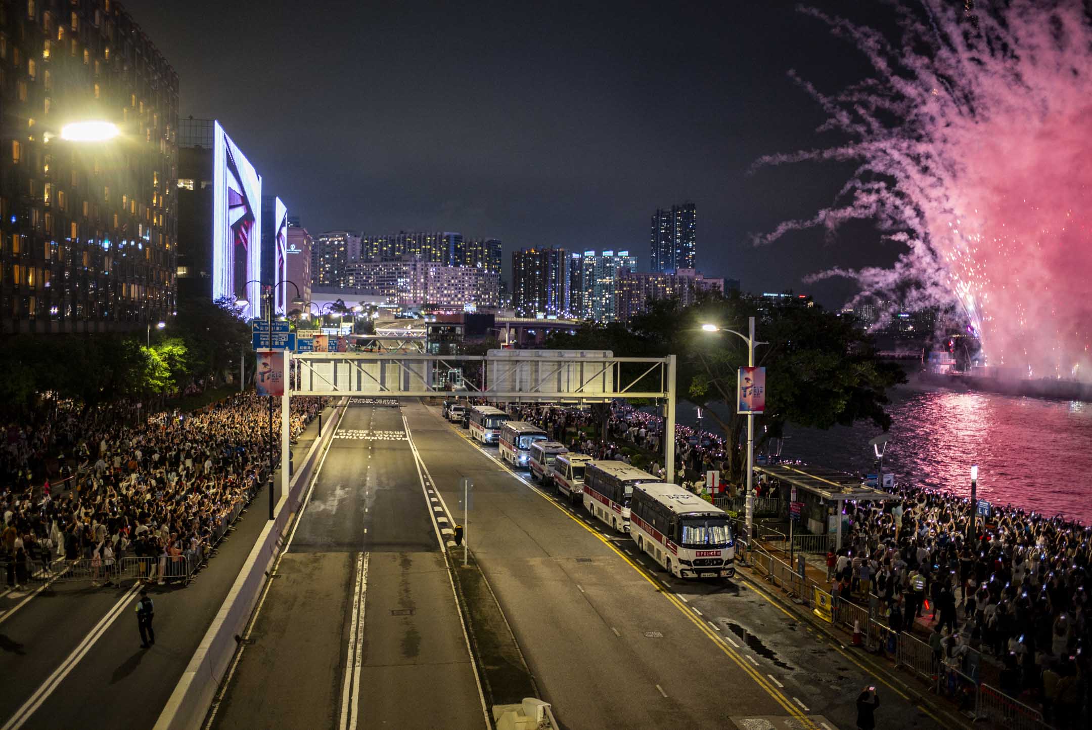 2024年5月1日，维港海上烟火表演在尖沙嘴海滨花园外的海面燃放水上烟火，绽放巨型HK字样、开心笑面等图案，表演长约10分钟。摄：林振东/端传媒