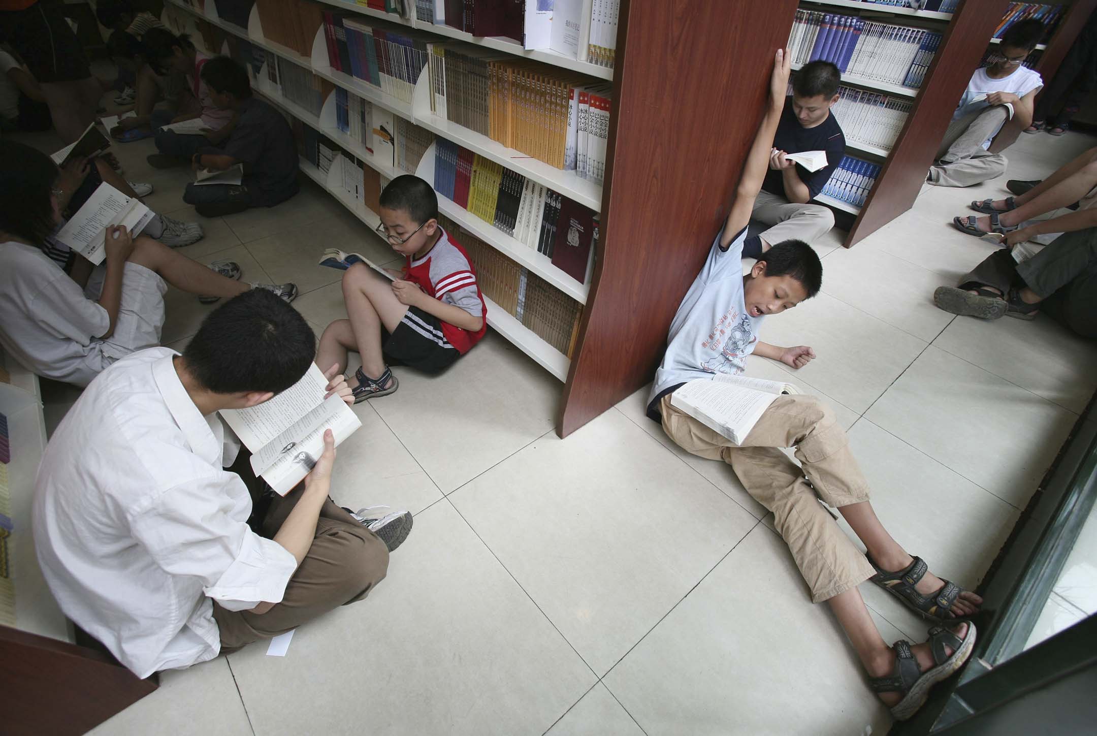 2000年代，中國大陸的書店閱讀情況。攝：China Photos/Getty Images