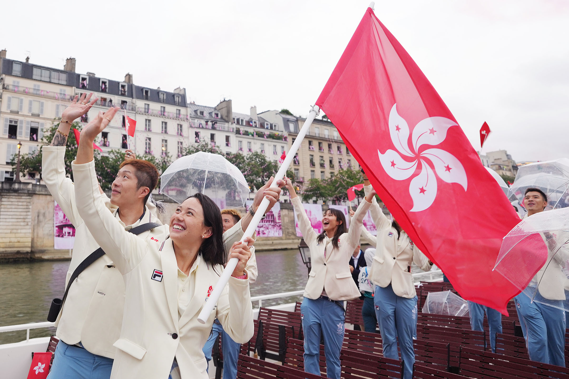 2024年7月26日，法国巴黎，香港代表队出席巴黎奥运会开幕礼。摄：Lui Siu Wai - POOL/Getty Images