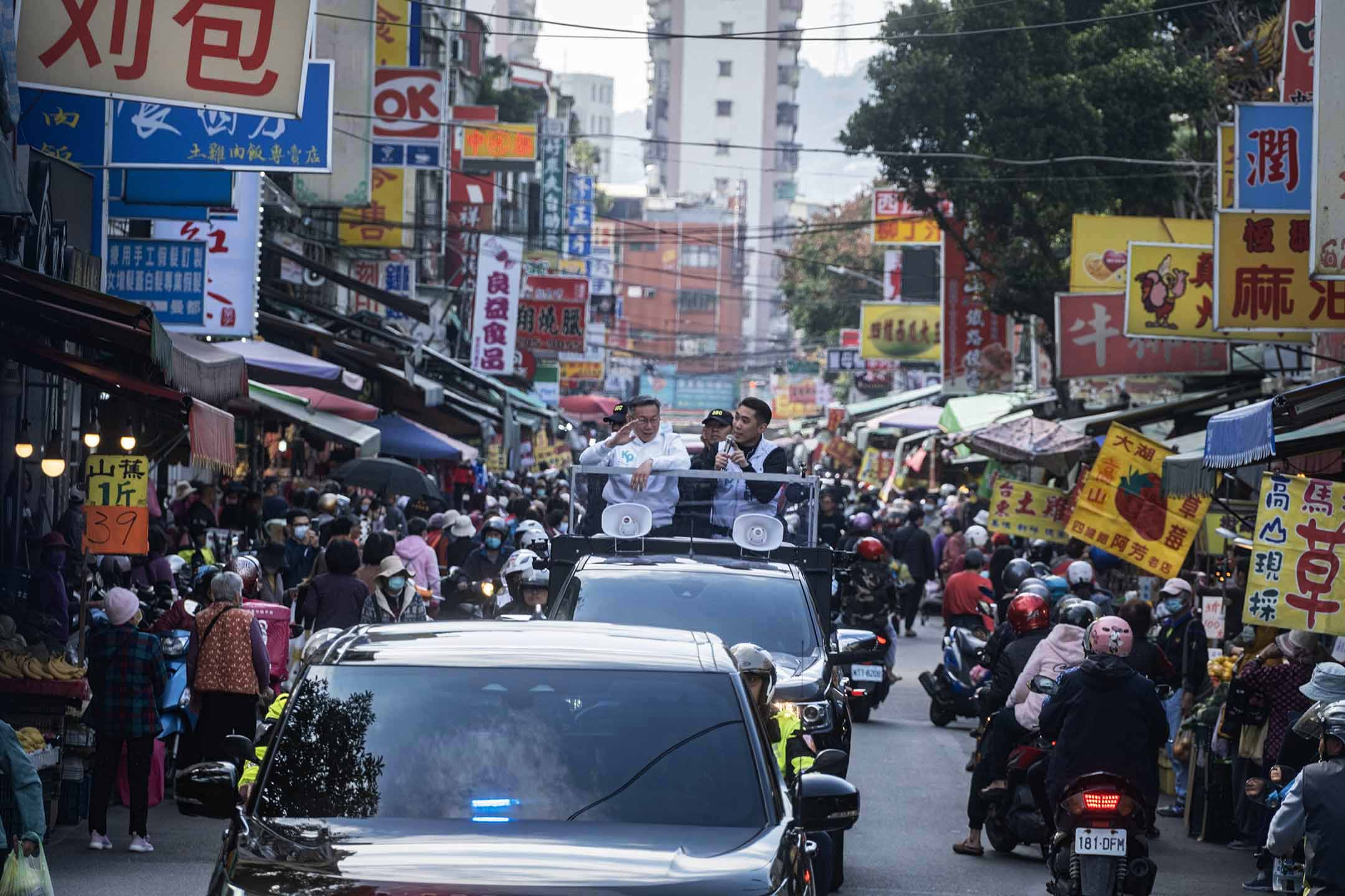 2024年1月2日，新北，柯文哲在車上掃街拜票。攝：陳焯煇/端傳媒