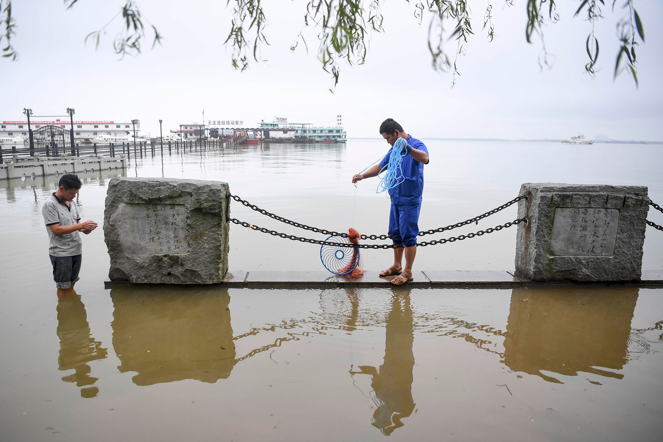 2020年7月9日，中国湖南省岳阳市洞庭湖，人们在水上捕鱼。摄：Yang Huafeng/China News Service via Getty Images