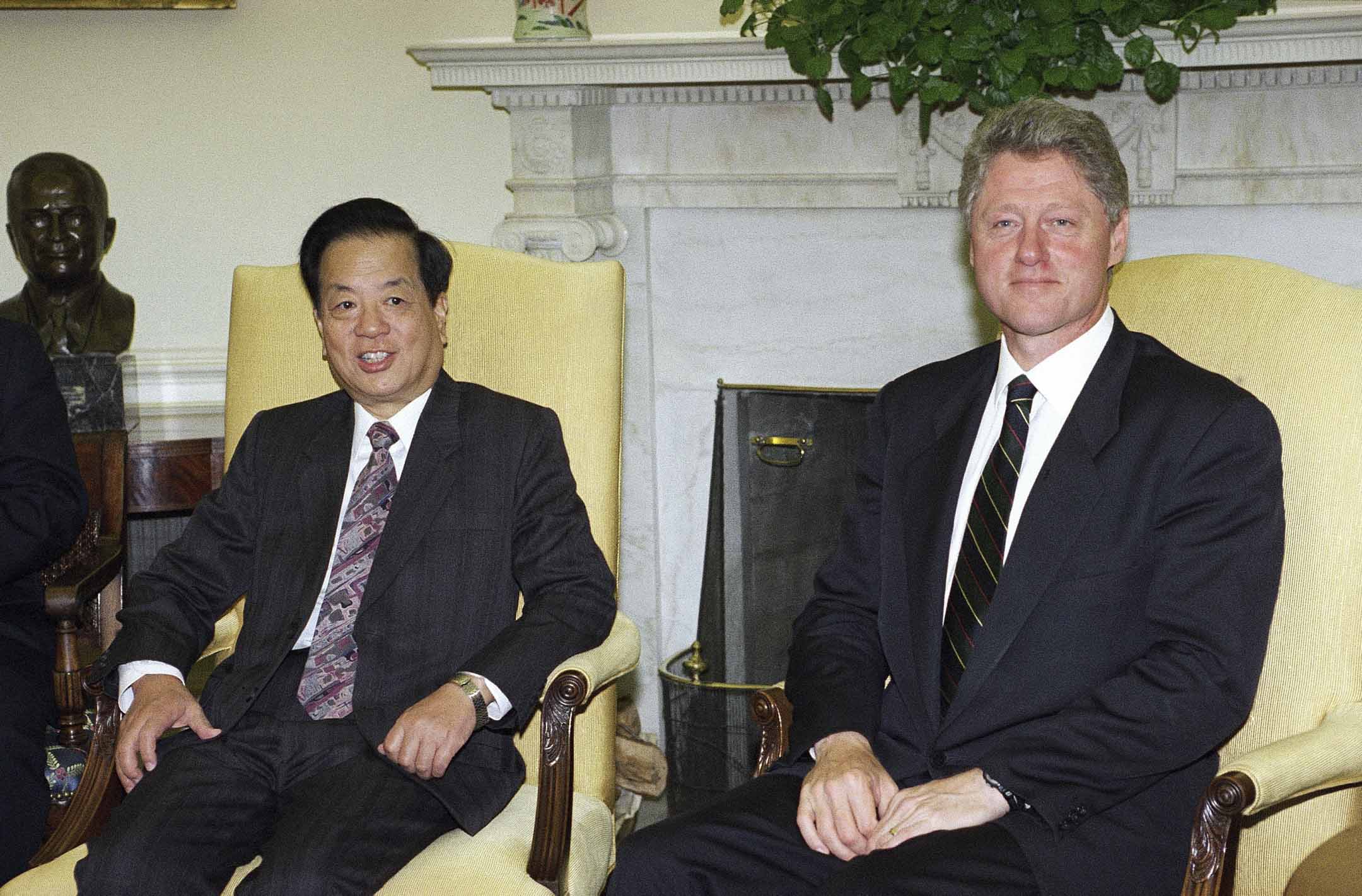 1994年10月3日，美国总统克林顿在华盛顿白宫椭圆形办公室会见中国副总理钱其琛。摄：Marcy Nighswander/AP/达志影像