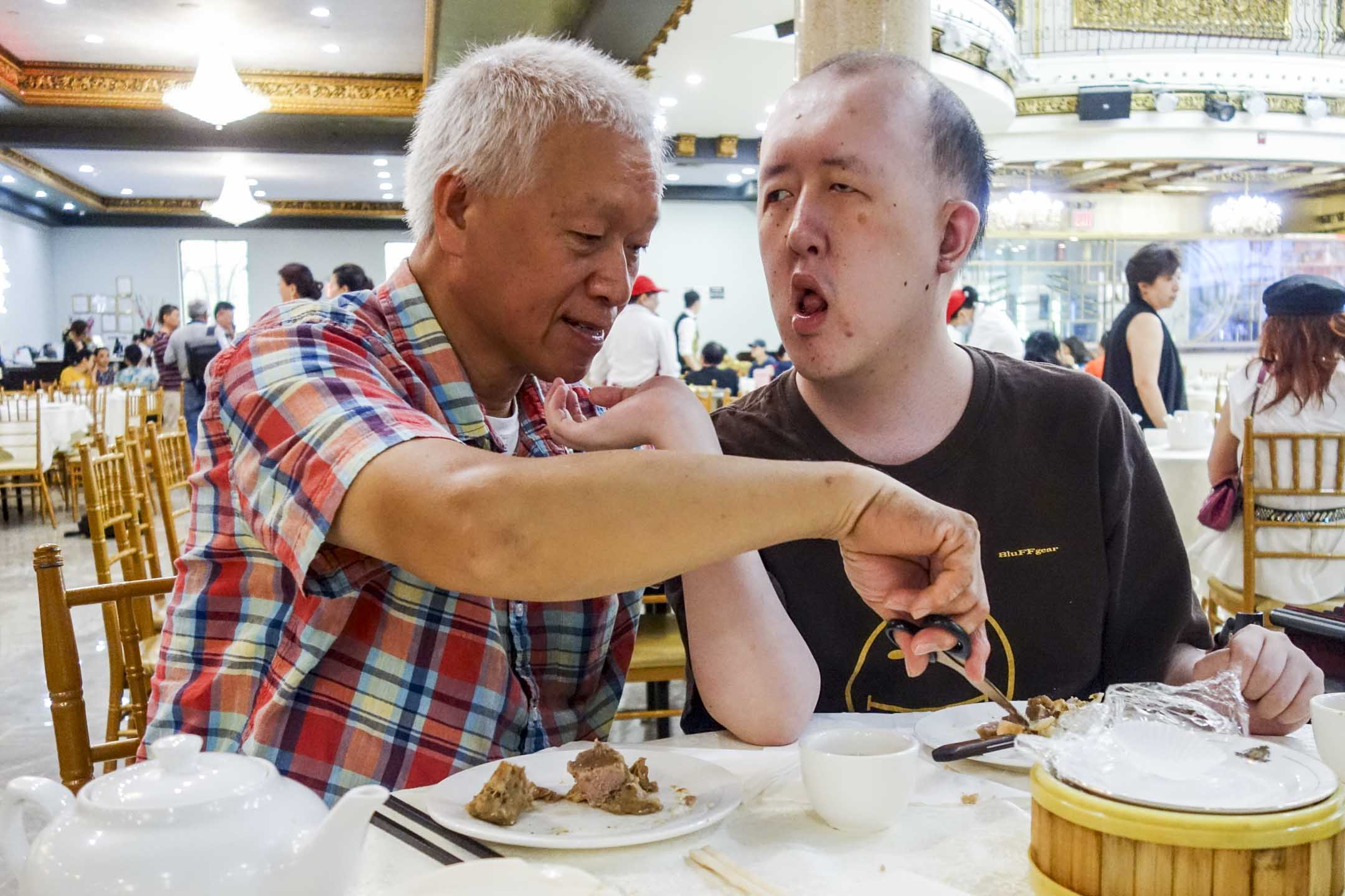 譚楚照跟兒子傑森在中式酒樓飲茶。攝影：榮筱菁 