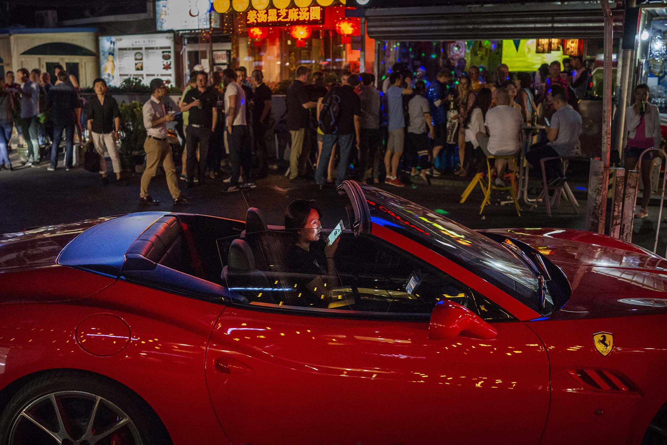 2015年5月30日，北京，一名妇女驾车时通电话。摄：Kevin Frayer/Getty Images