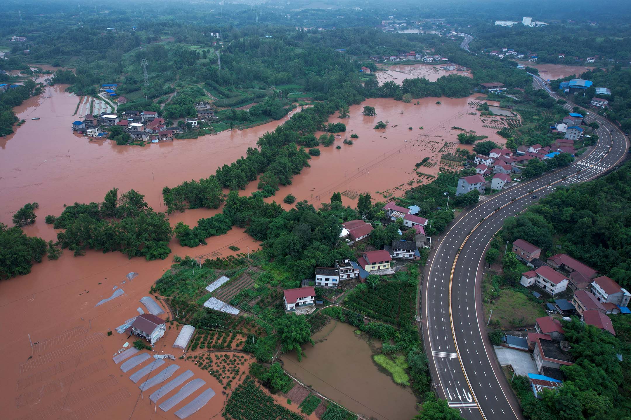 2024年7月14日，中國內江小青龍河沿岸的農地被洪水淹沒。圖：Costfoto/NurPhoto via Getty Images