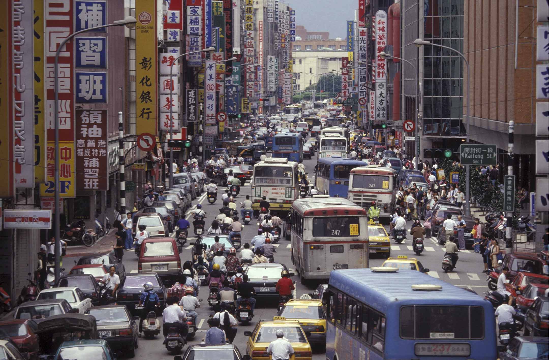 1995年的台灣繁忙街道。攝：Alexis DUCLOS/Gamma-Rapho via Getty Images