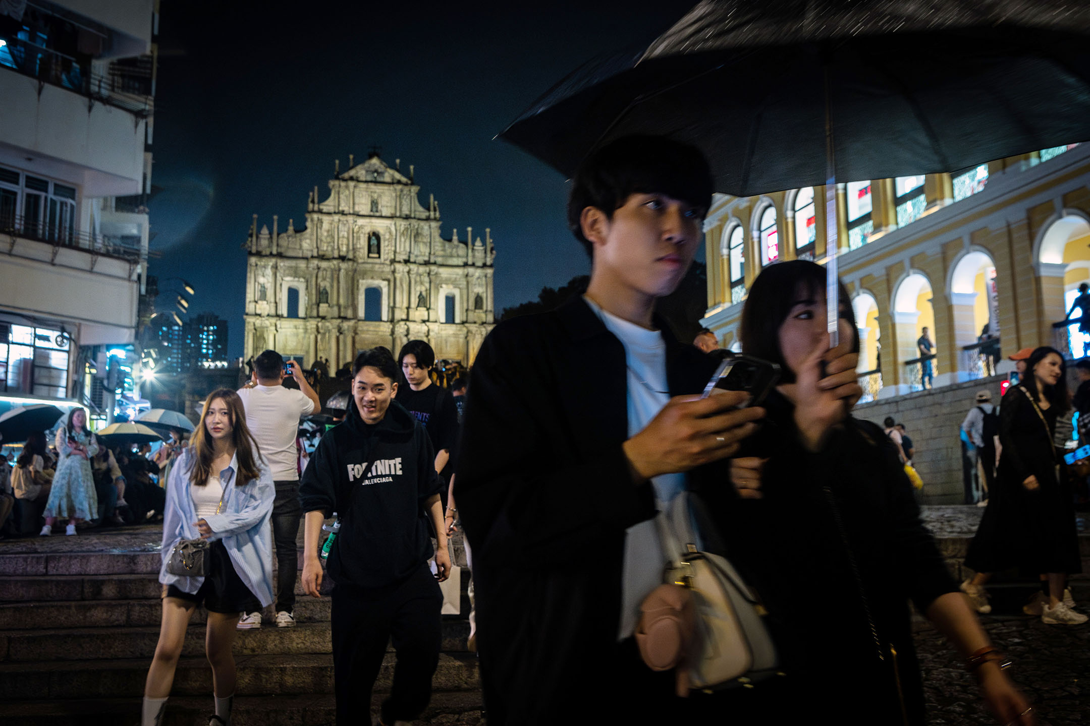 2024年5月2日，澳門，大三巴牌坊前的行人。攝：Eduardo Leal/Bloomberg via Getty Images