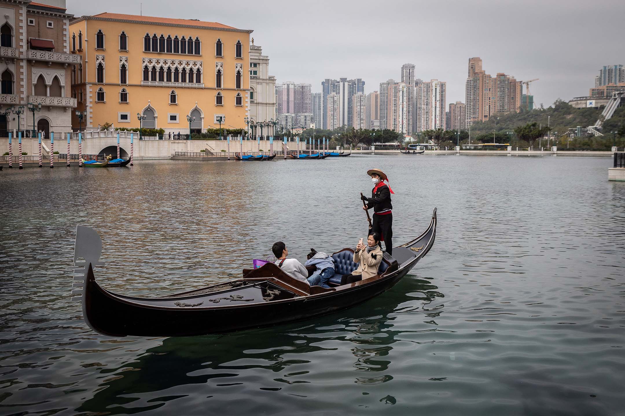 2023年1月25日，澳門，人們在酒店度假村內坐乘坐木船觀看風景。攝：Eduardo Leal/Bloomberg via Getty Images