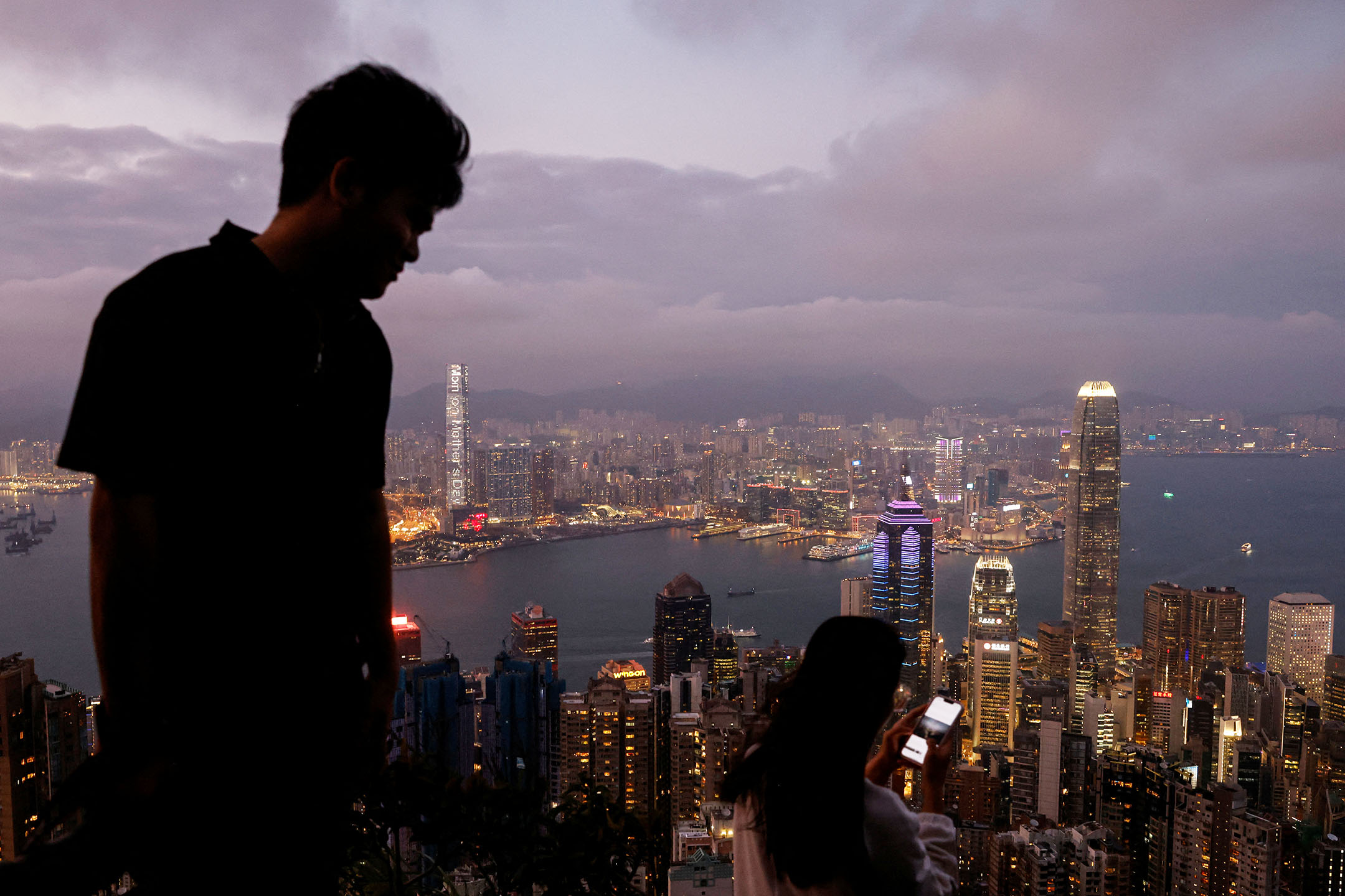 2023年5月9日，香港，人們在觀看維多利亞港的風景。攝：Tyrone Siu/Reuters/達志影像