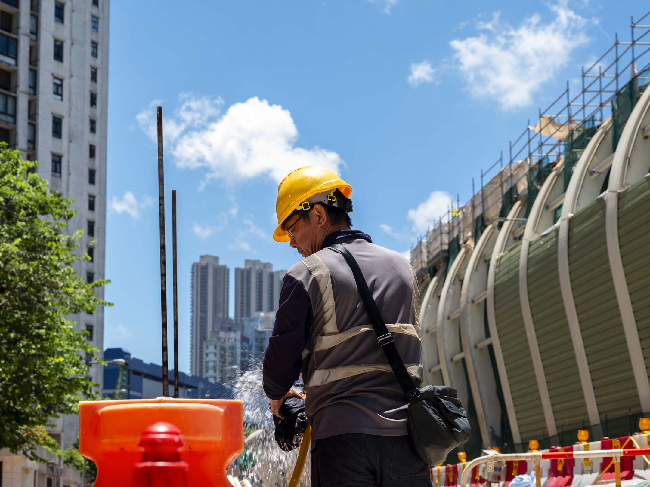 油麻地的一名修路工人。摄：林振东/端传媒