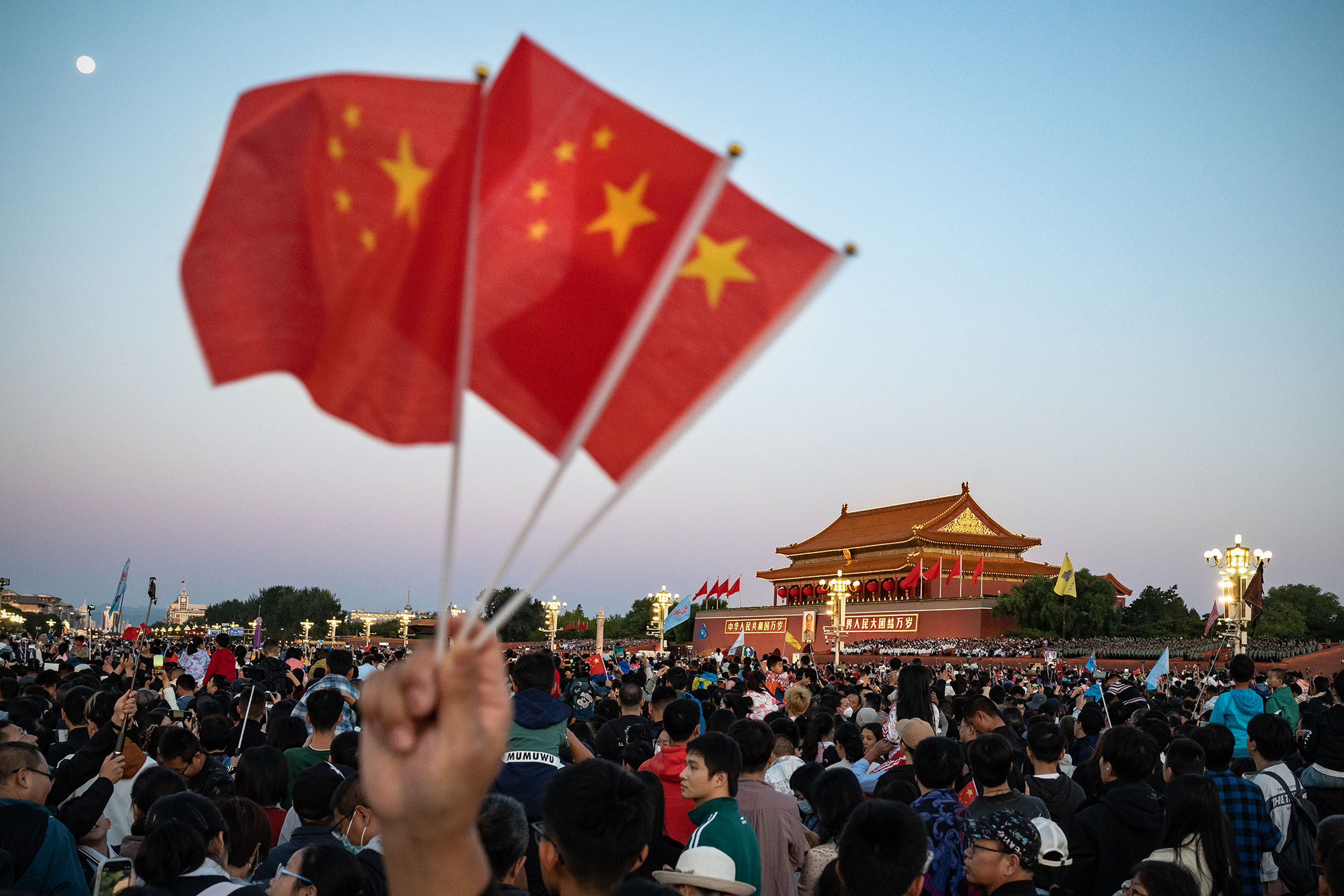 2023年10月1日，中国北京，天安门广场举行升旗仪式。摄：Andrea Verdelli/Bloomberg via Getty Images