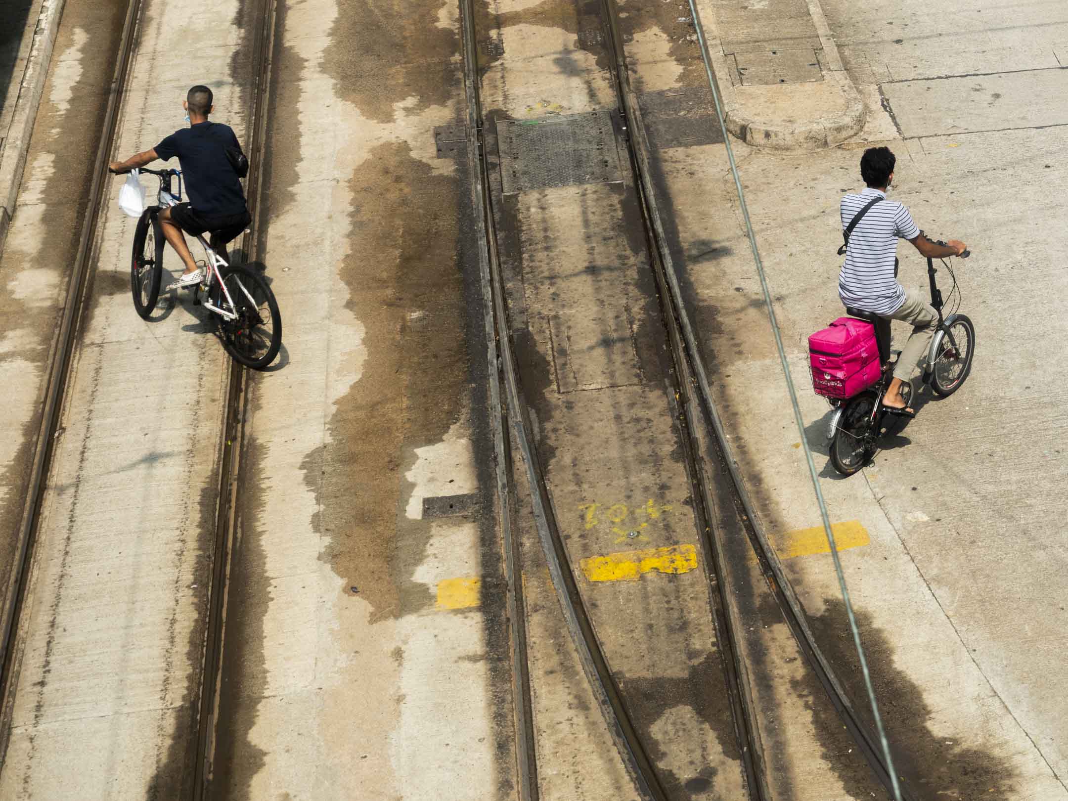 銅鑼灣馬路上的快遞員。攝：林振東/端傳媒