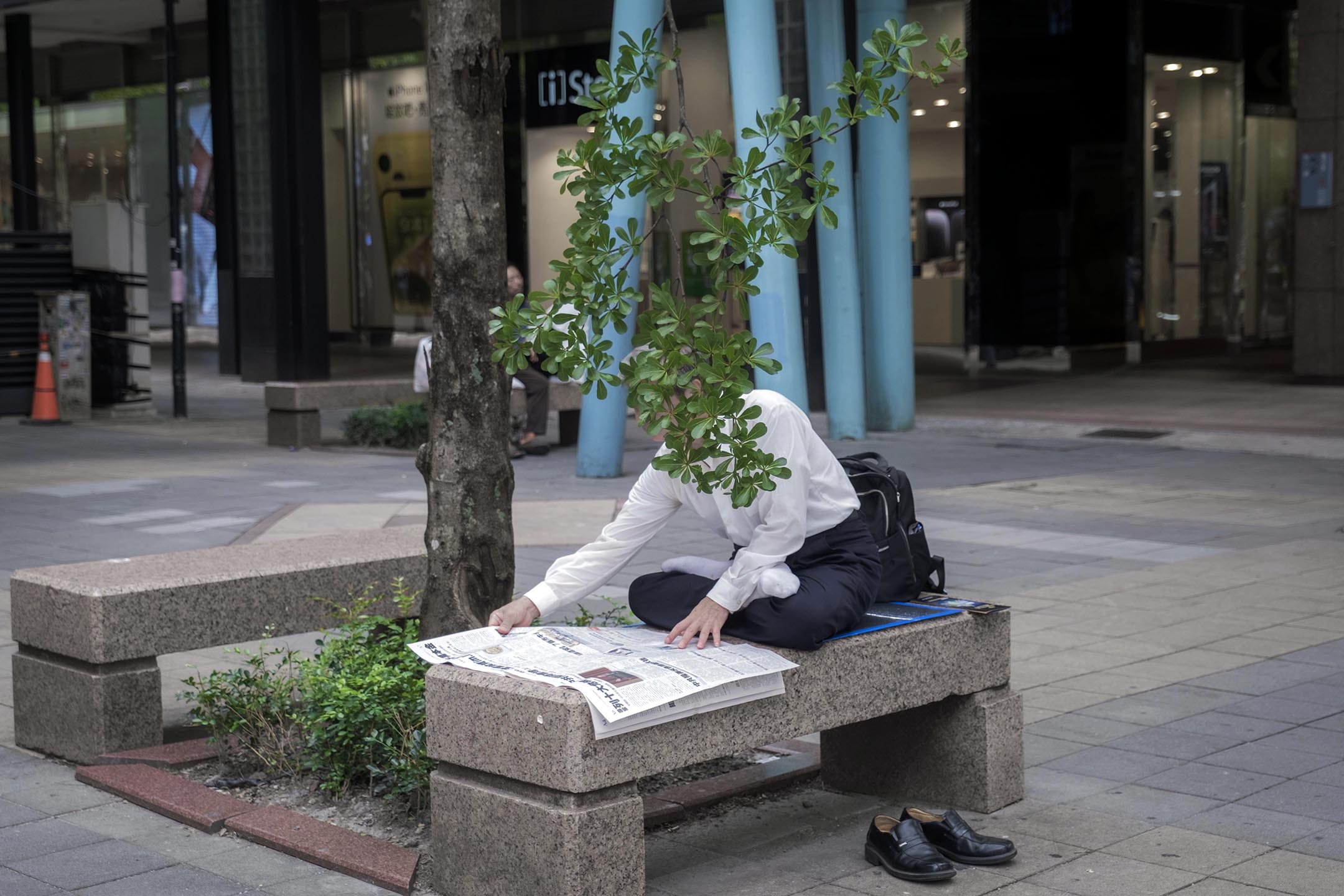 2023年6月8日，台北，一名市民在看报纸。摄：陈焯煇/端传媒