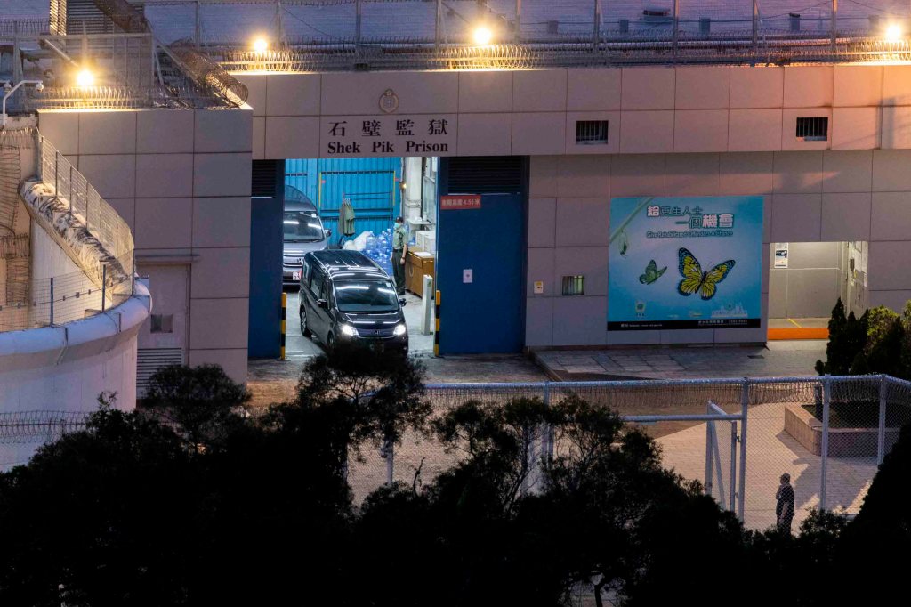 香港47人案首批被告刑滿出獄,當局車輛清晨接載四人離開|Whatsnew