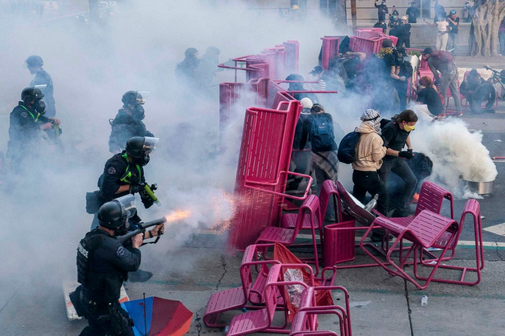 This image has an empty alt attribute; its file name is 2025-06-09T101257Z_1472830918_RC2RYEAMOHP0_RTRMADP_3_USA-MIGRATION-PROTEST-LOS-ANGELES.jpg