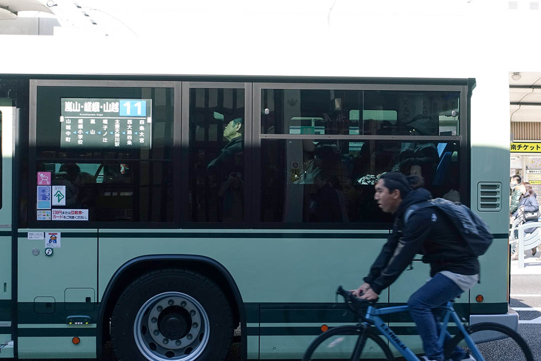 汽車與腳踏車共享着收窄了的行車路。攝：林琪香