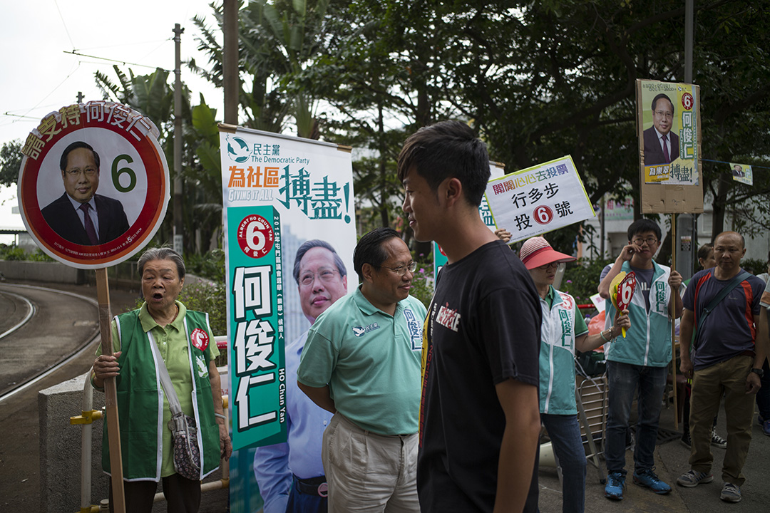 竞争最激烈的屯门乐翠选区候选人郑松泰及何俊仁。摄：林亦非/端传媒