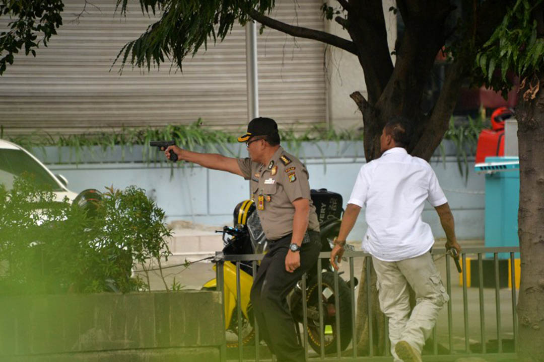 印尼警方手執槍械準備槍戰。攝： Bay ISMOYO / AFP PHOTO