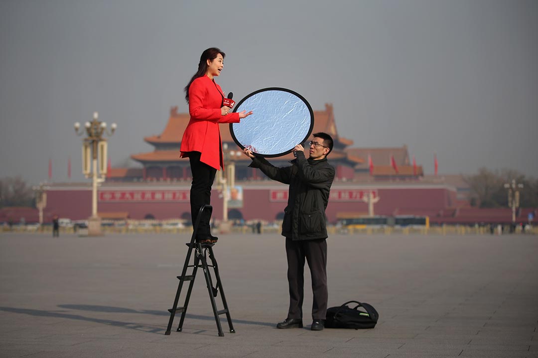 一名电视主播在天安门外报道。摄: Feng Li/GETTY