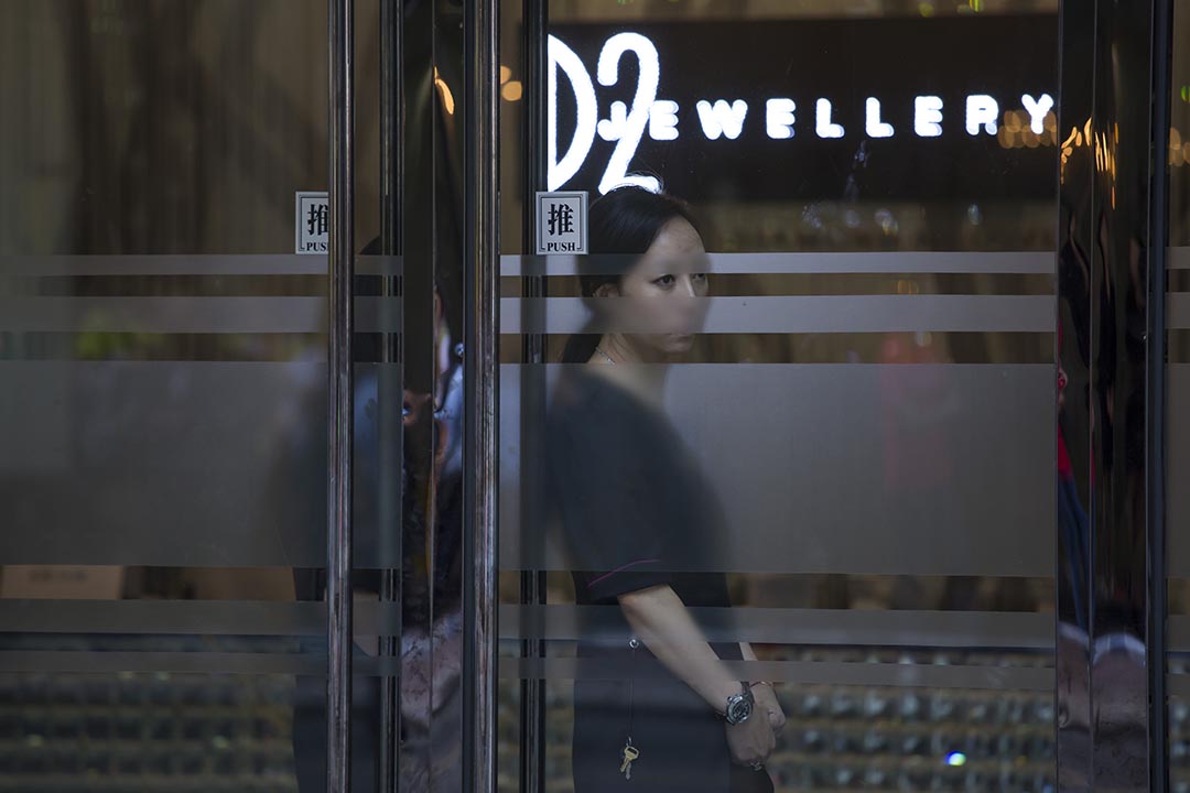 D2 Jewellery职员在店门口往外看。摄：罗国辉/端传媒