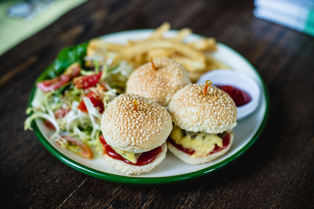 Mini Burgers ($95) 即叫即做，牛肉很新鲜，芝士酱汁丰富。伴碟薯条热辣辣，小朋友最爱。